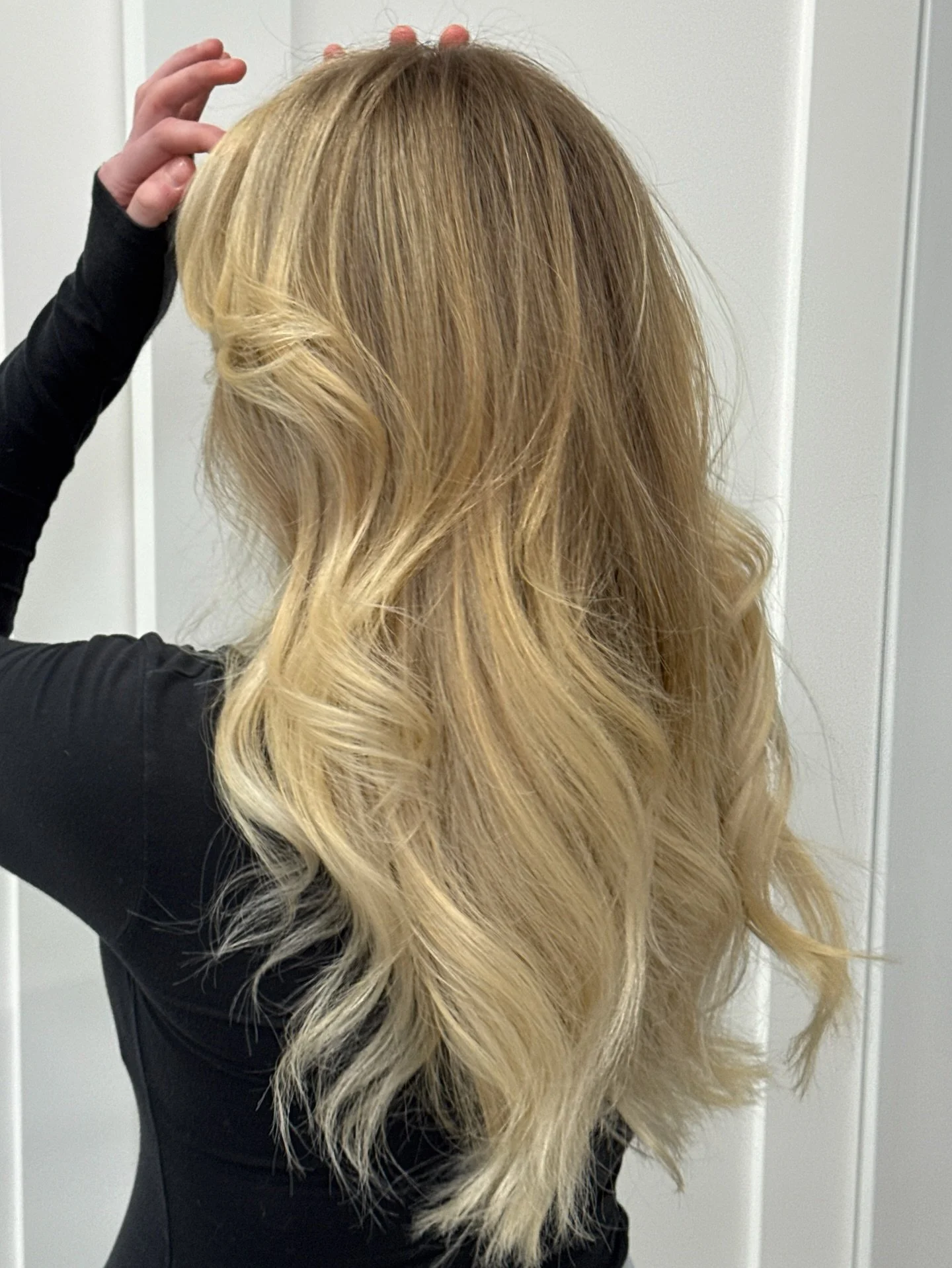 Liquid gold, but make it dimensional ✨

This isn&rsquo;t just blonde&hellip; it&rsquo;s layered warmth 
Soft neutral at the root, buttery ribbons through the mids, and that creamy glow on the ends.

Golden blonde, perfected with Redken ✨
Custom lift 