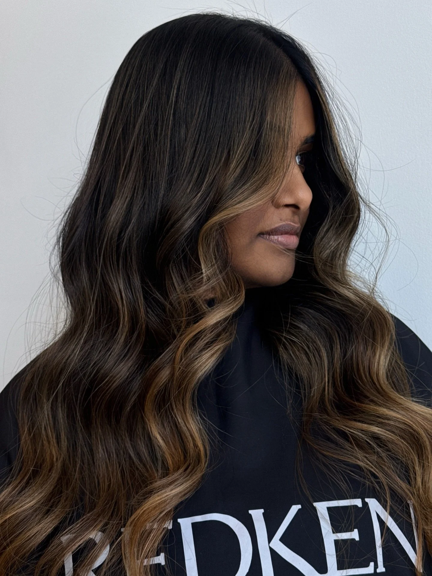 Honeyed sand brunette 🍯🤎
Soft dimension, expensive blend, and that lit-from-within warmth

Full balayage &amp; style my signature waves

Blonde IQ &amp; Shades EQ 8WG + 9NW + 8GI
&rarr; that rich honey tone

Book your transformation &mdash; link in