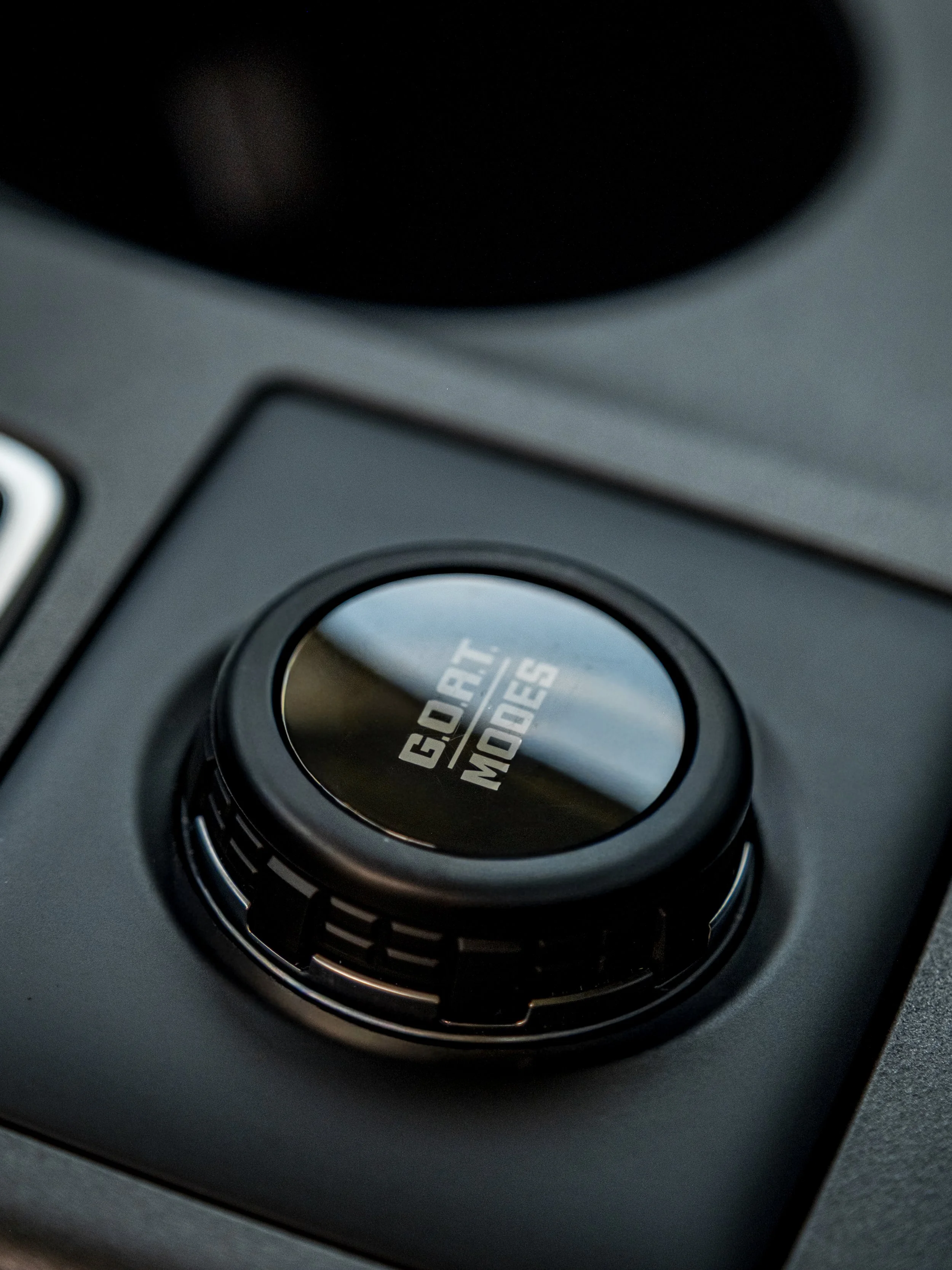 Close-up of a control dial labeled 'COURT MODES' on a device, possibly an oven or microwave, with a metallic finish and black surrounding material.