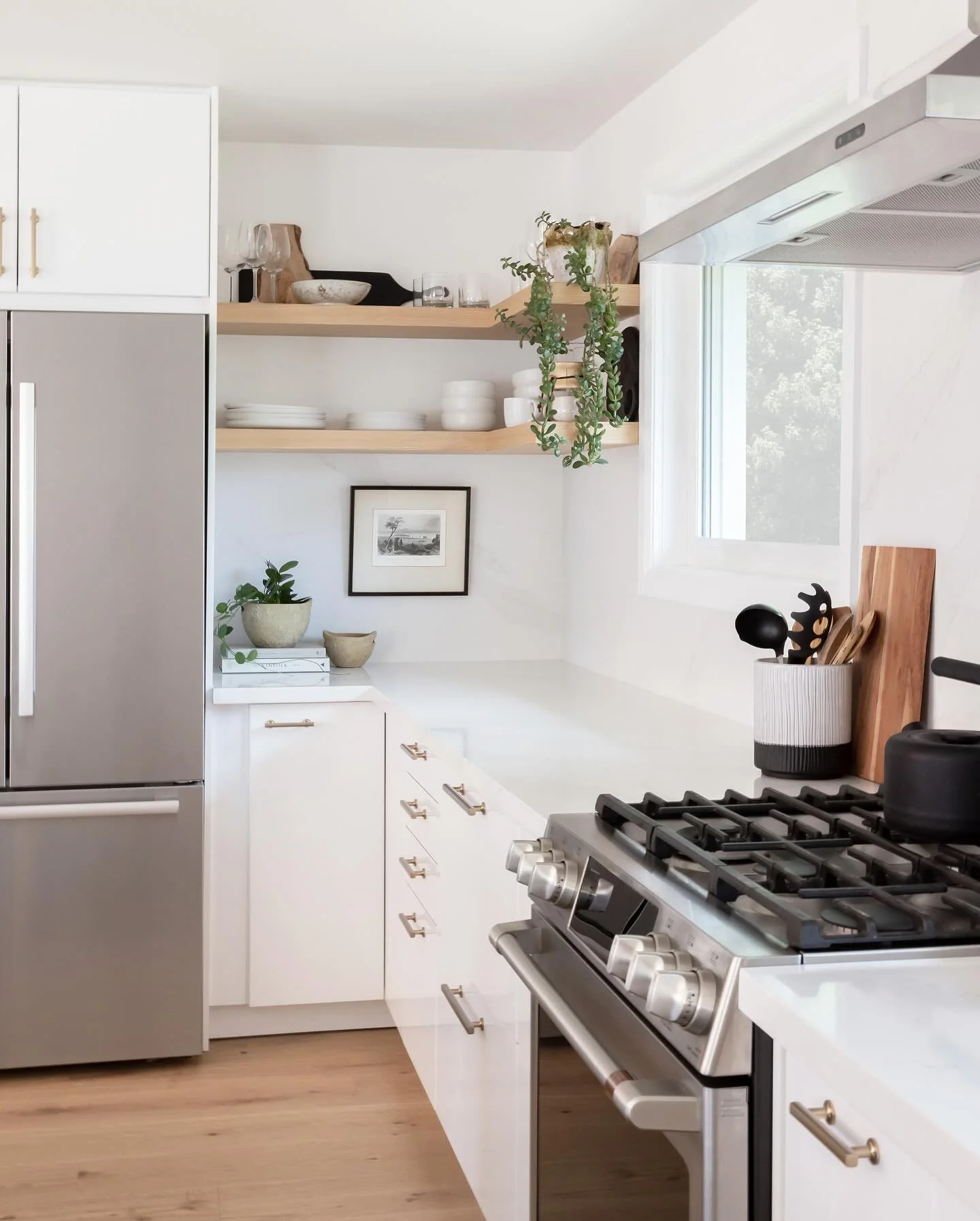 Effortless elegance, down to every detail ✨ 

Swipe to see the before ➡️ along with the original listing photo 😱

Jasmin&rsquo;s client purchased this home, and when they stepped inside it was like a 1970s time capsule: untouched, nostalgic and full