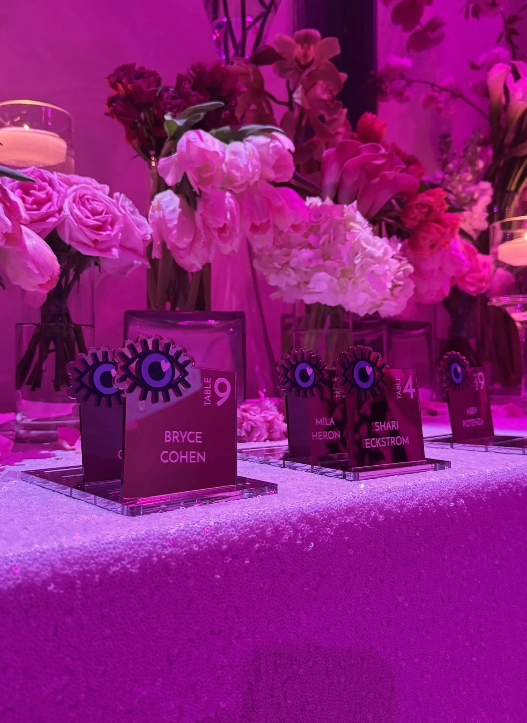Pink mirrored escort cards with blue accent. 
