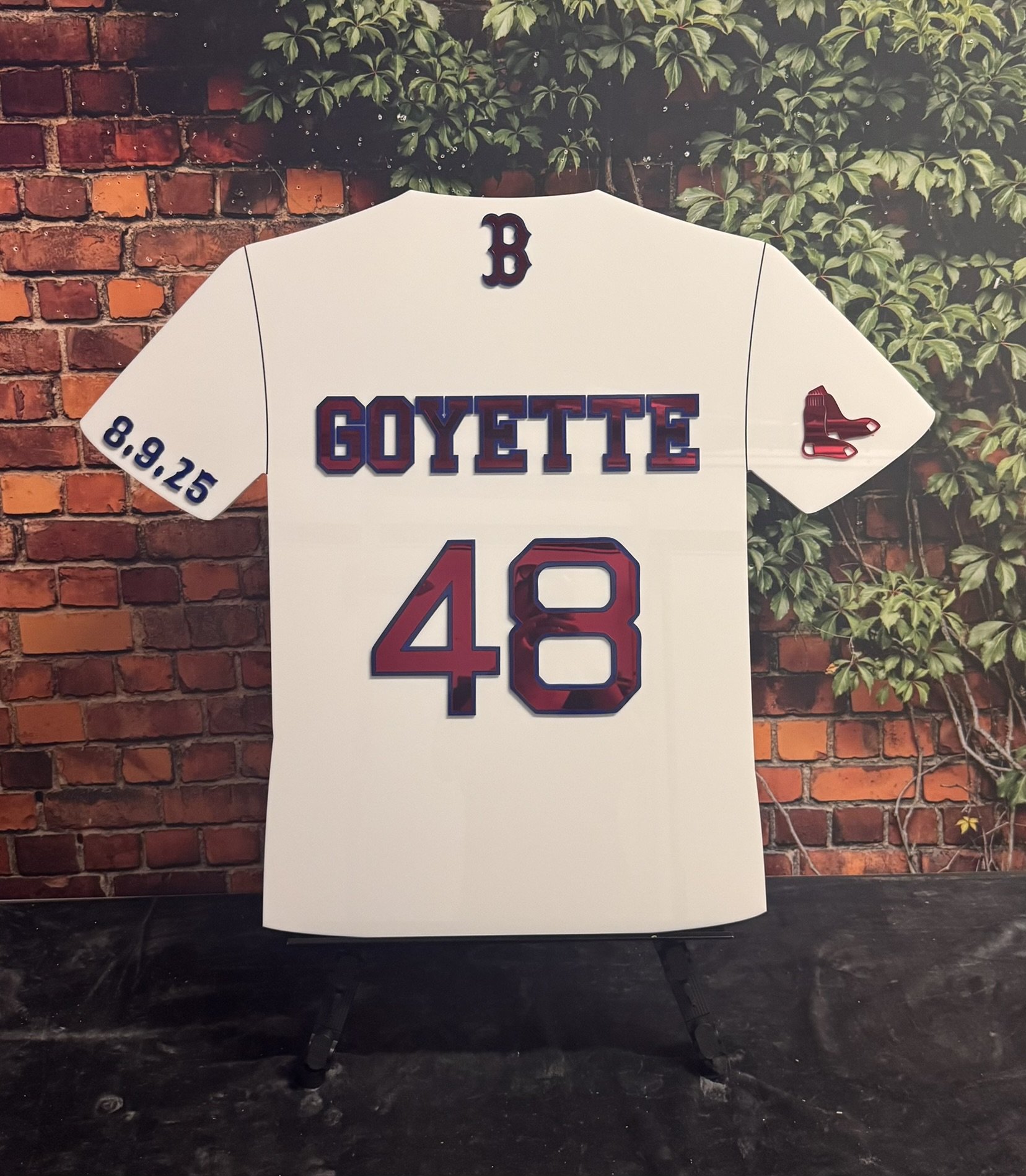 Score a home run at your next event with this Boston-inspired baseball jersey sign-in board. Fully customizable with a name, number, and date, it's the perfect sports-themed guest book alternative.