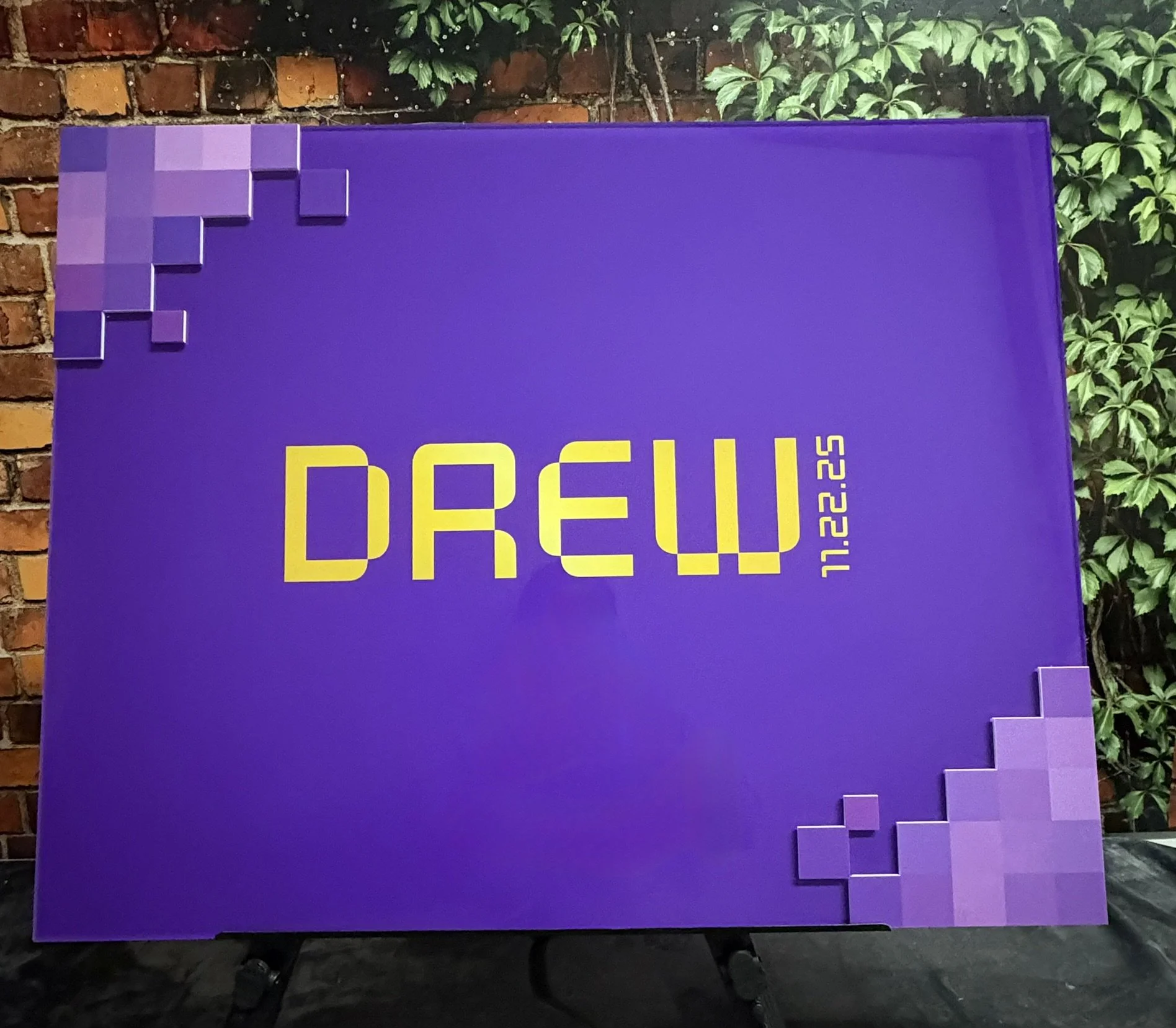 Minecraft_Purple Sign in Board_Gaming_Pixel_Bar.JPEG