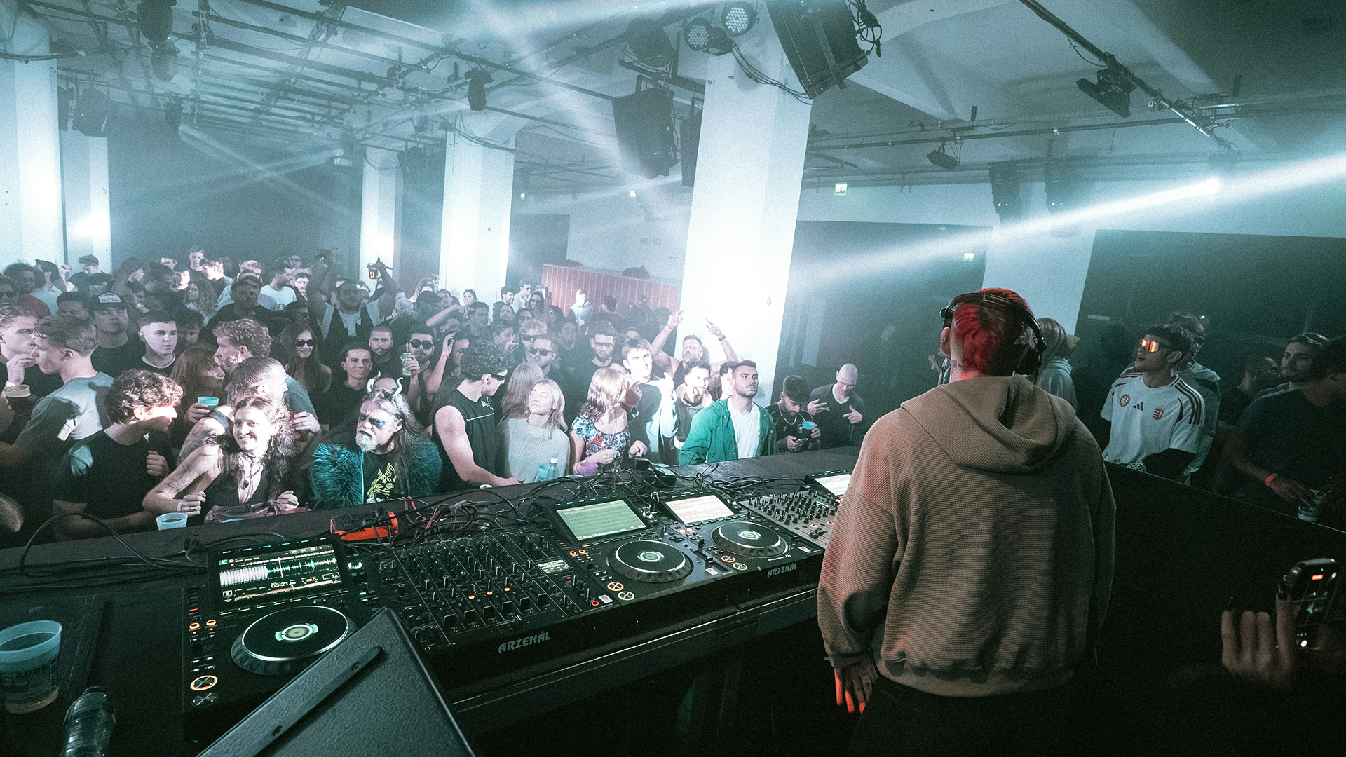 The First 10 Minutes: Where DJs Win or Lose the Room