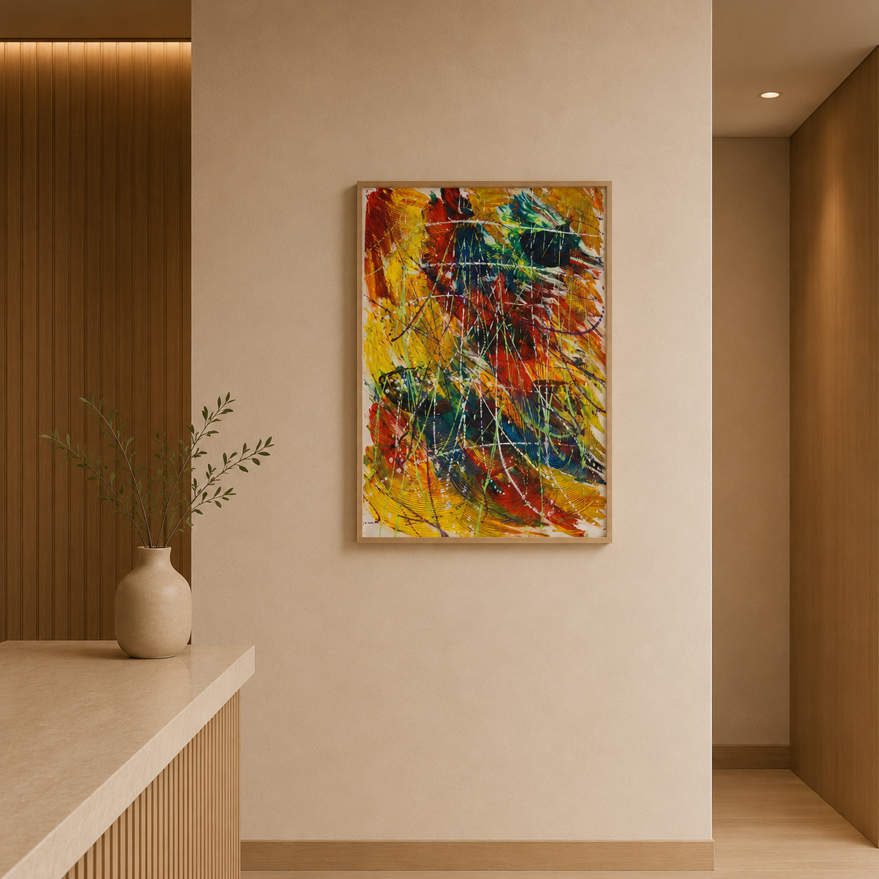 Abstraktes Gemälde mit bunten Farben an einer weißen Wand