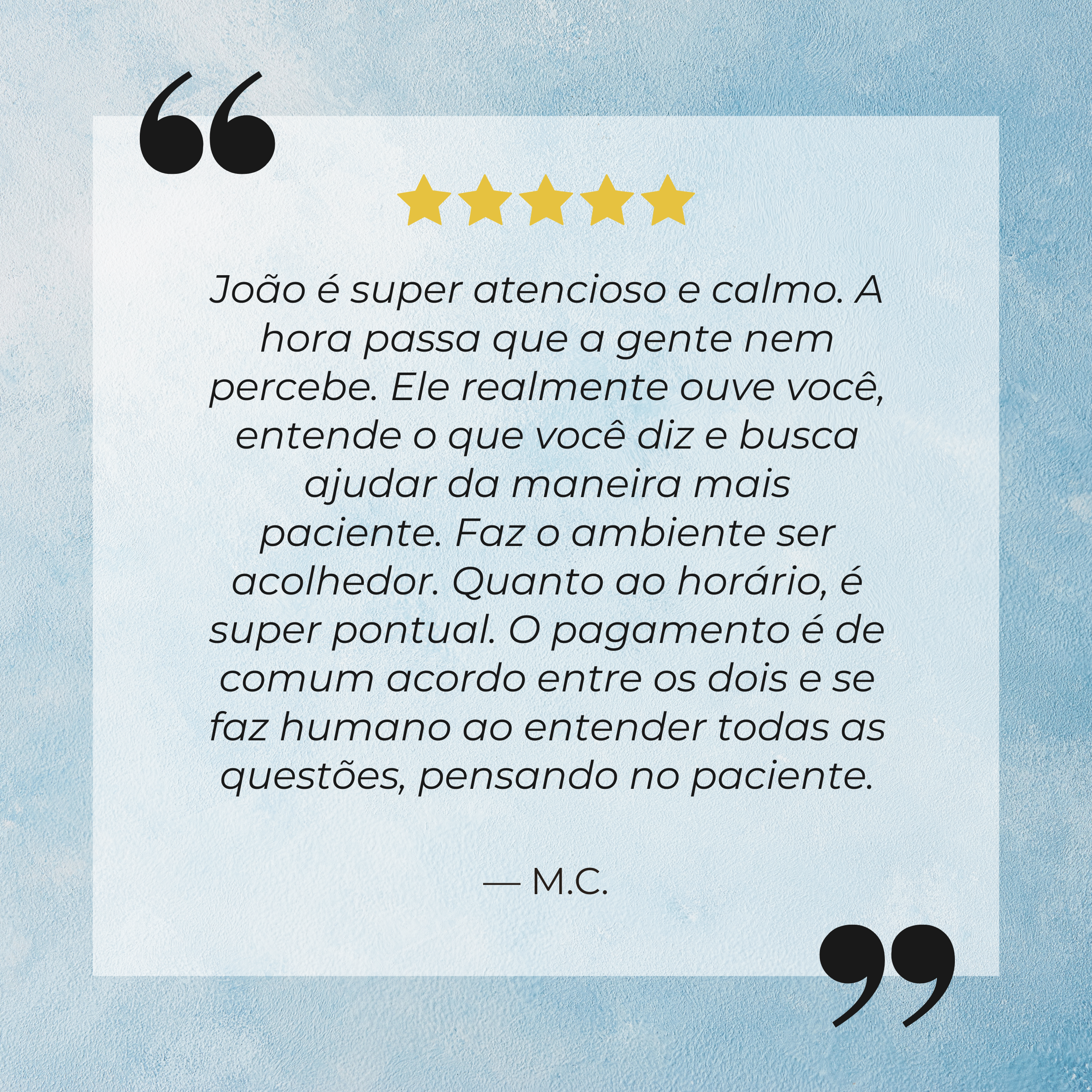 Citação de uma frase atribuída a M.C. sobre atenção, calma, empatia e comunicação, com fundo de textura azul clara.