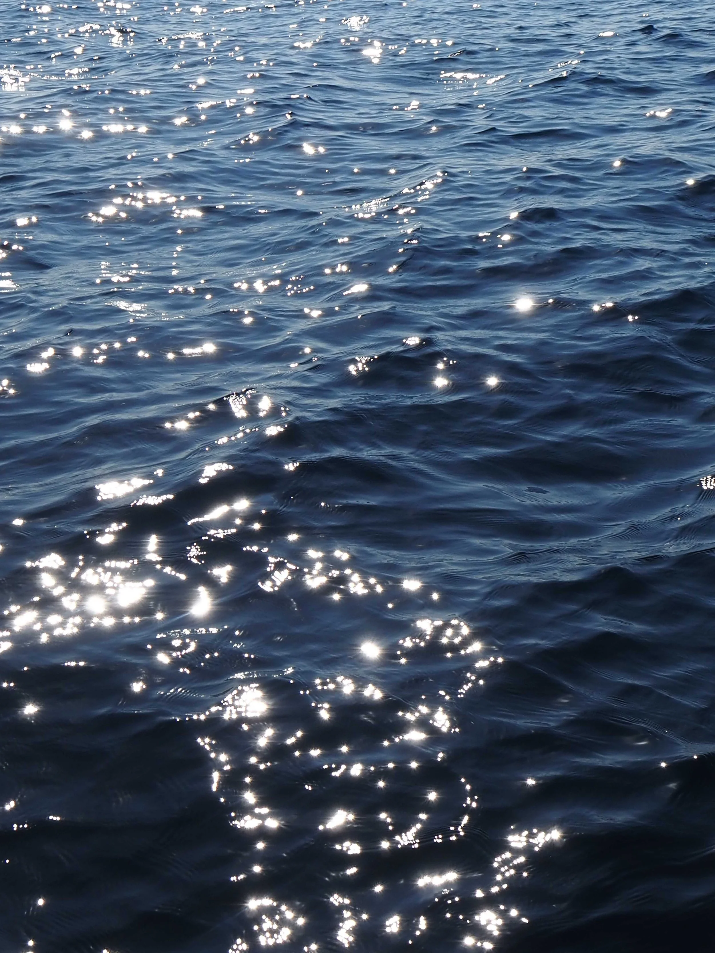 Sfeerbeeld ondersteunend aan ademwerk. Zonlicht op water.