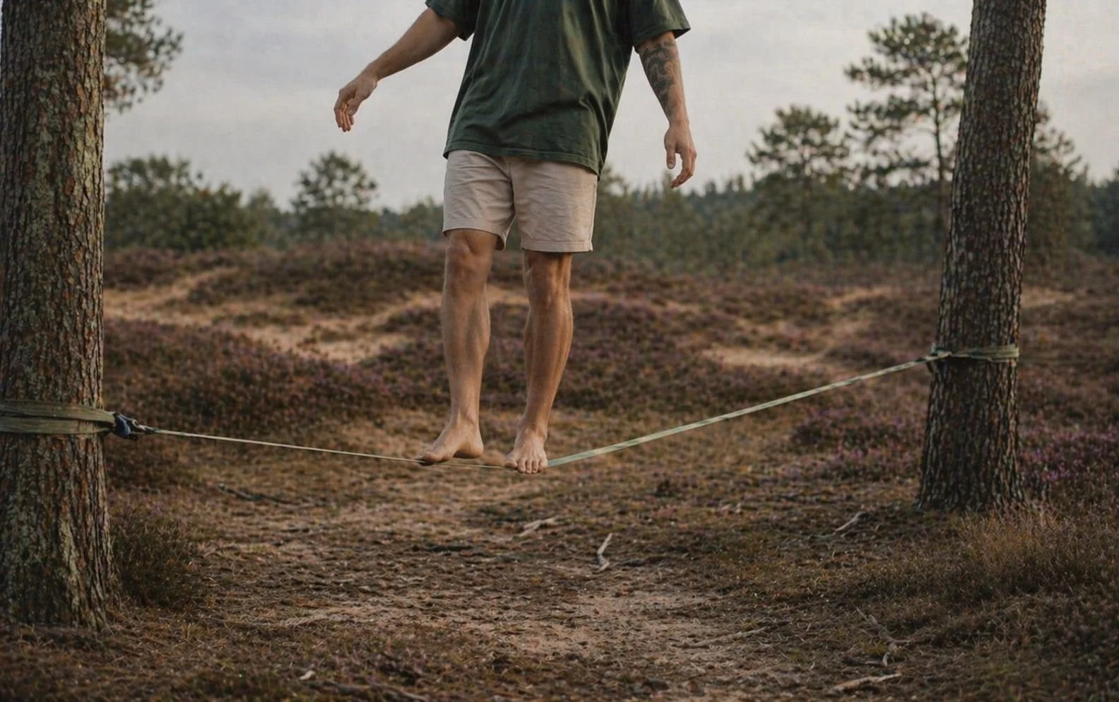 Uitnodigende sfeer voor een kennismaking. Man balanceert op slackline.