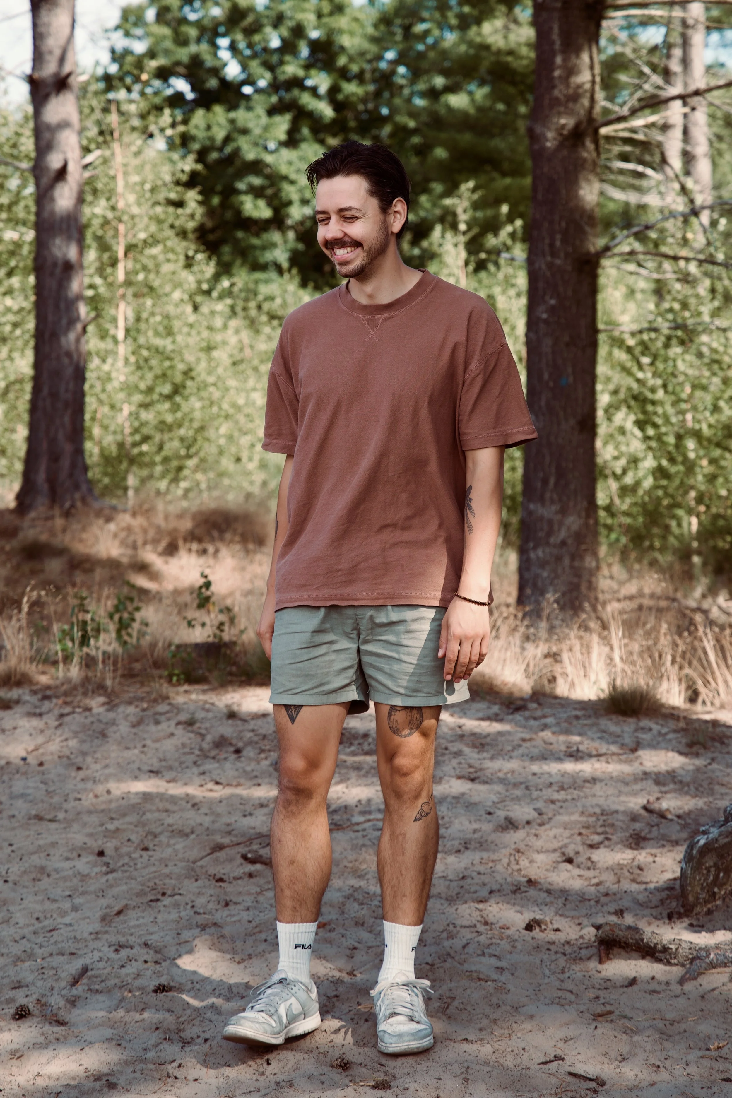 Niels Voorhout, ademcoach en oprichter van Voorbij de Adem. Aanwezig in natuur bij Eindhoven.