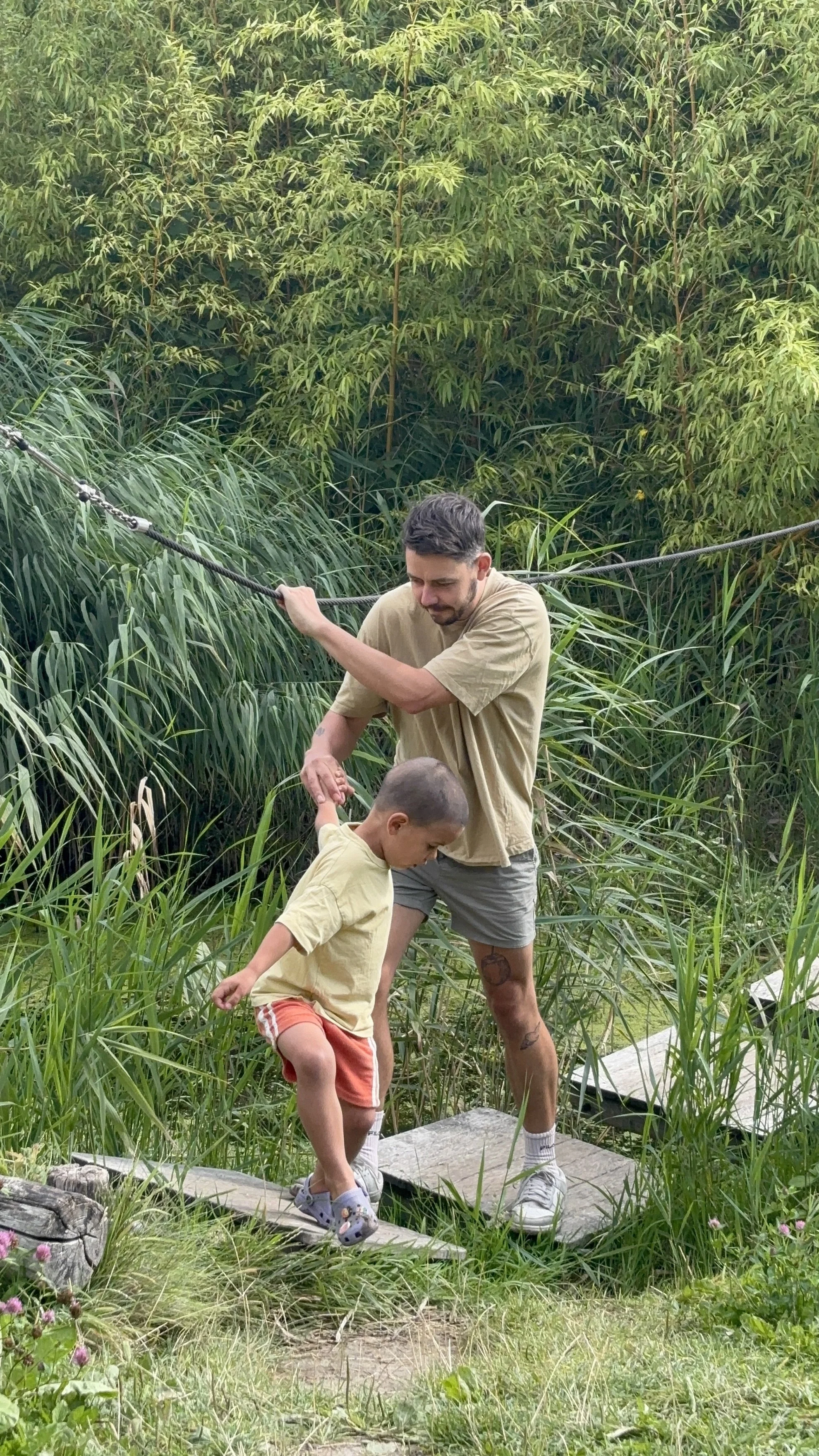 Niels Voorhout, ademcoach en oprichter van Voorbij de Adem. Familietijd in de natuur met zoon.