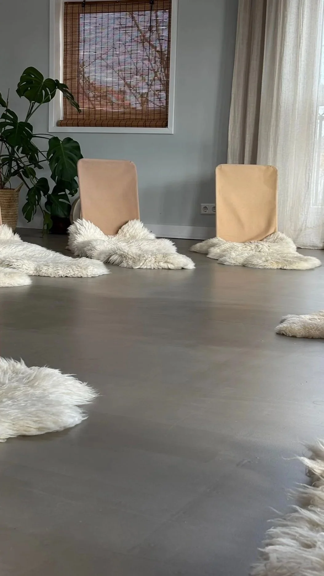 Rustig binneninterieur, sessieruimte voor ademwerk.