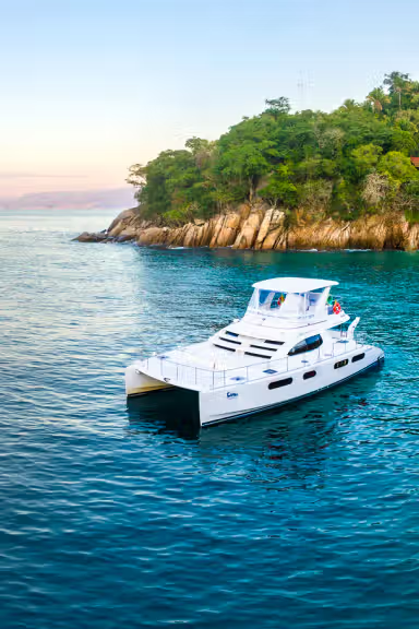 LUXURY YACHT & SNORKELING
