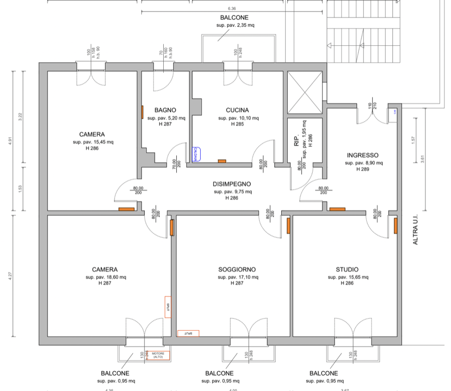 Pianta di un appartamento con diverse stanze, tra cui due camere da letto, soggiorno, cucina, studio, bagno e disimpegno, con balconi esterni.