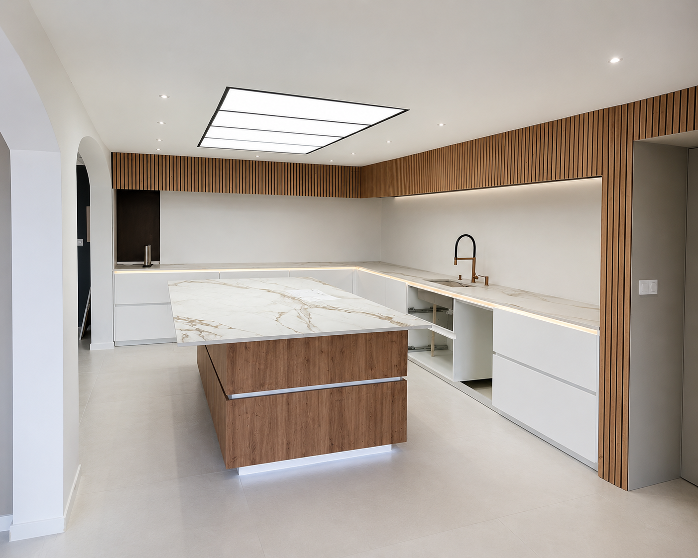 Conception d'éclairage intégré avec un plafond de lumières encastrées dans une cuisine moderne avec îlot en marbre blanc et bois, mur en bois, robinet noir