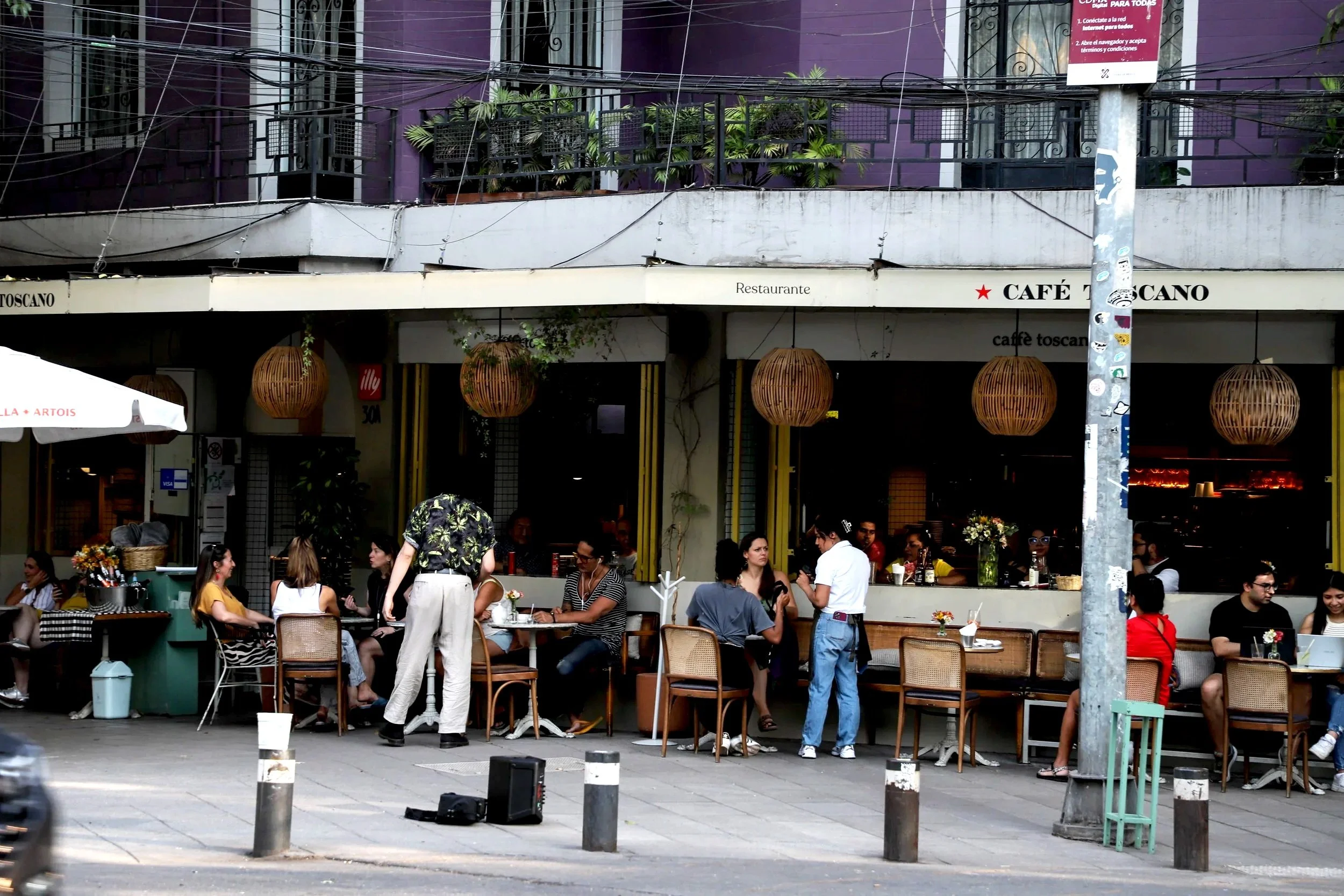 THE EXPAT COMMUNITY IN MEXICO CITY: NEIGHBOURHOODS, NETWORKS, AND HOW TO SETTLE IN