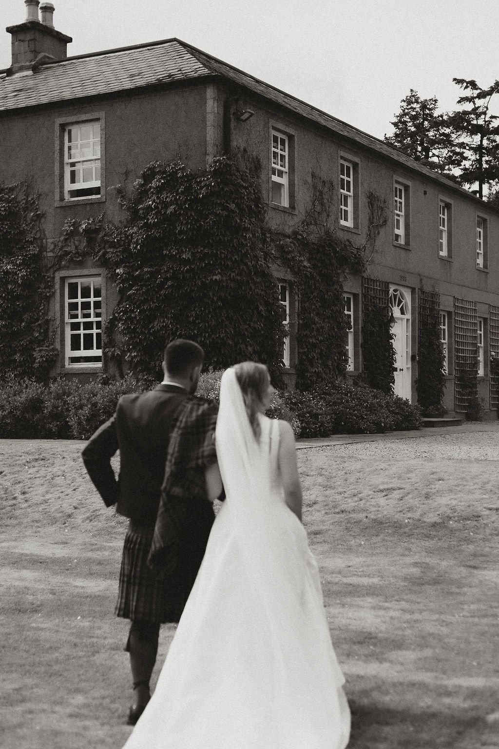 EditorialDocumentaryWeddingBallogieHouseScotlandUK-HeatherMcKayPhotography-Fiur-7.jpg