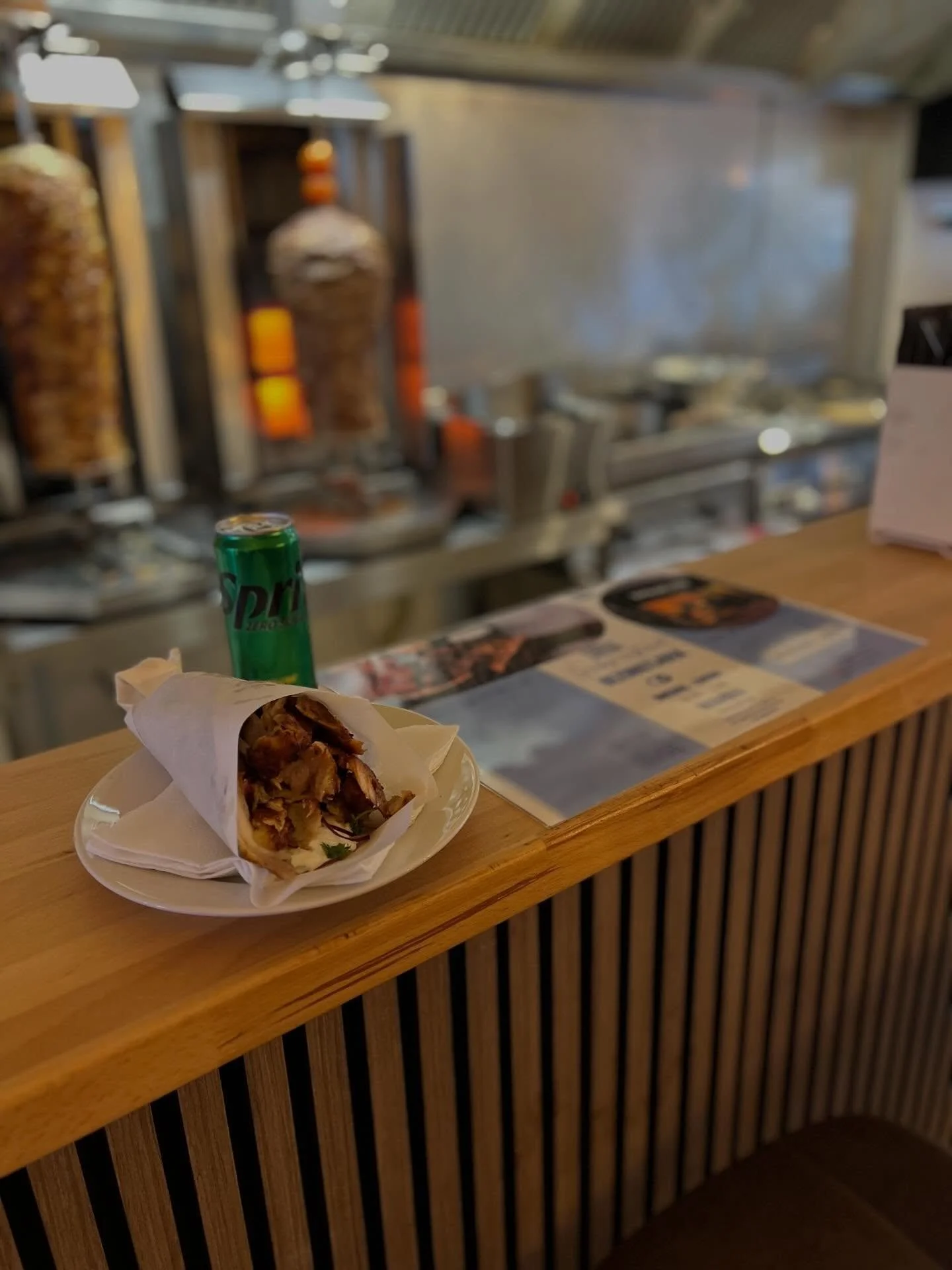 Soms moet je het gewoon zelf ervaren 🤤
Een vers gevulde pita gyros, precies zoals het hoort mals, smaakvol en vol met alles wat je nodig hebt 🔥

Even een momentje voor jezelf&hellip; en geloof me, dit stelt niet teleur 😏

Reinkenstraat 57, Den Haa