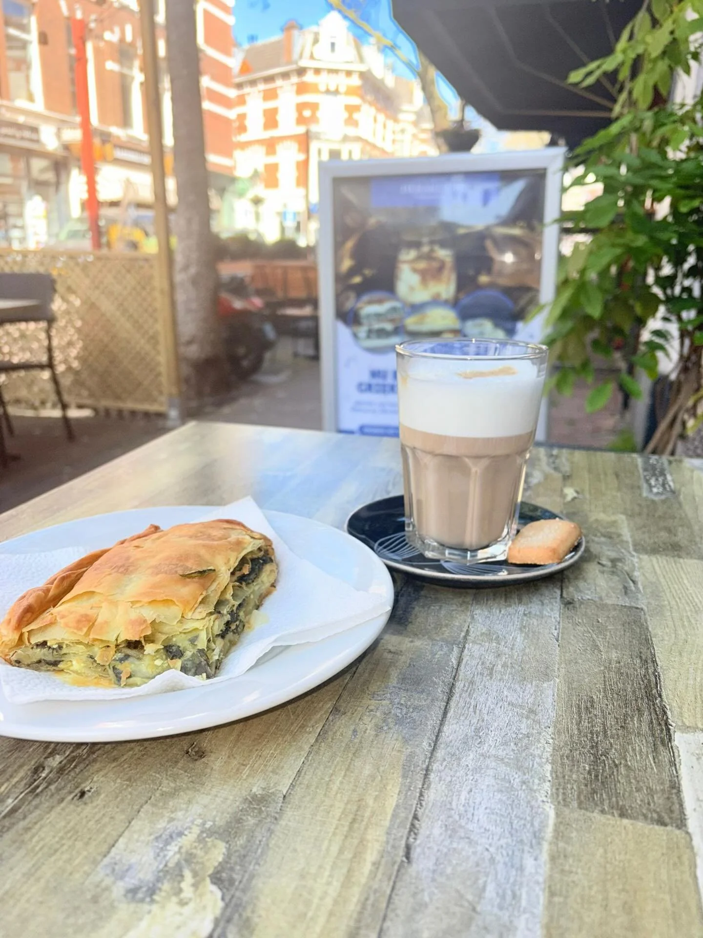 ☕🇬🇷 VANDAAG NIEUW BIJ HERAKLION

Onze eerste dag met deze heerlijke combinatie 🤤

Een perfecte latte ☕ met een verse Griekse spanakopita.

De ideale start van je dag of een lekkere lunchbreak 🇬🇷

✨ Vers
✨ Authentieke smaken
✨ Perfect na je worko