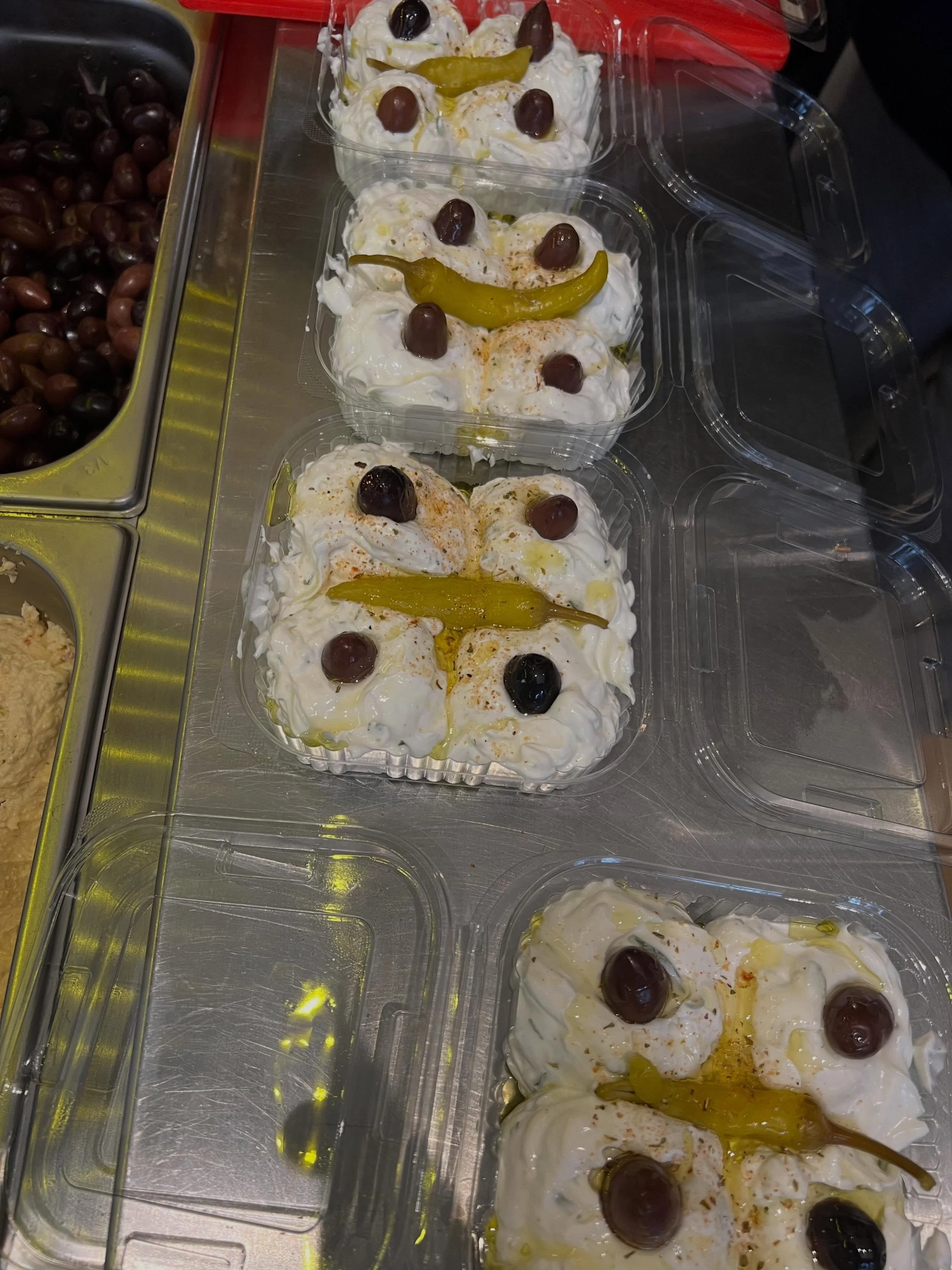 HUISGEMAAKTE TZATZIKI 🇬🇷 

VERS, ROMIG en AUTHENTIEK!

Dagelijks maken wij onze tzatziki huisgemaakt, met verse yoghurt, komkommer en authentieke kruiden 🤤

Perfect als bijgerecht&hellip; of gewoon om lekker van te dippen 💙

Ook beschikbaar voor 
