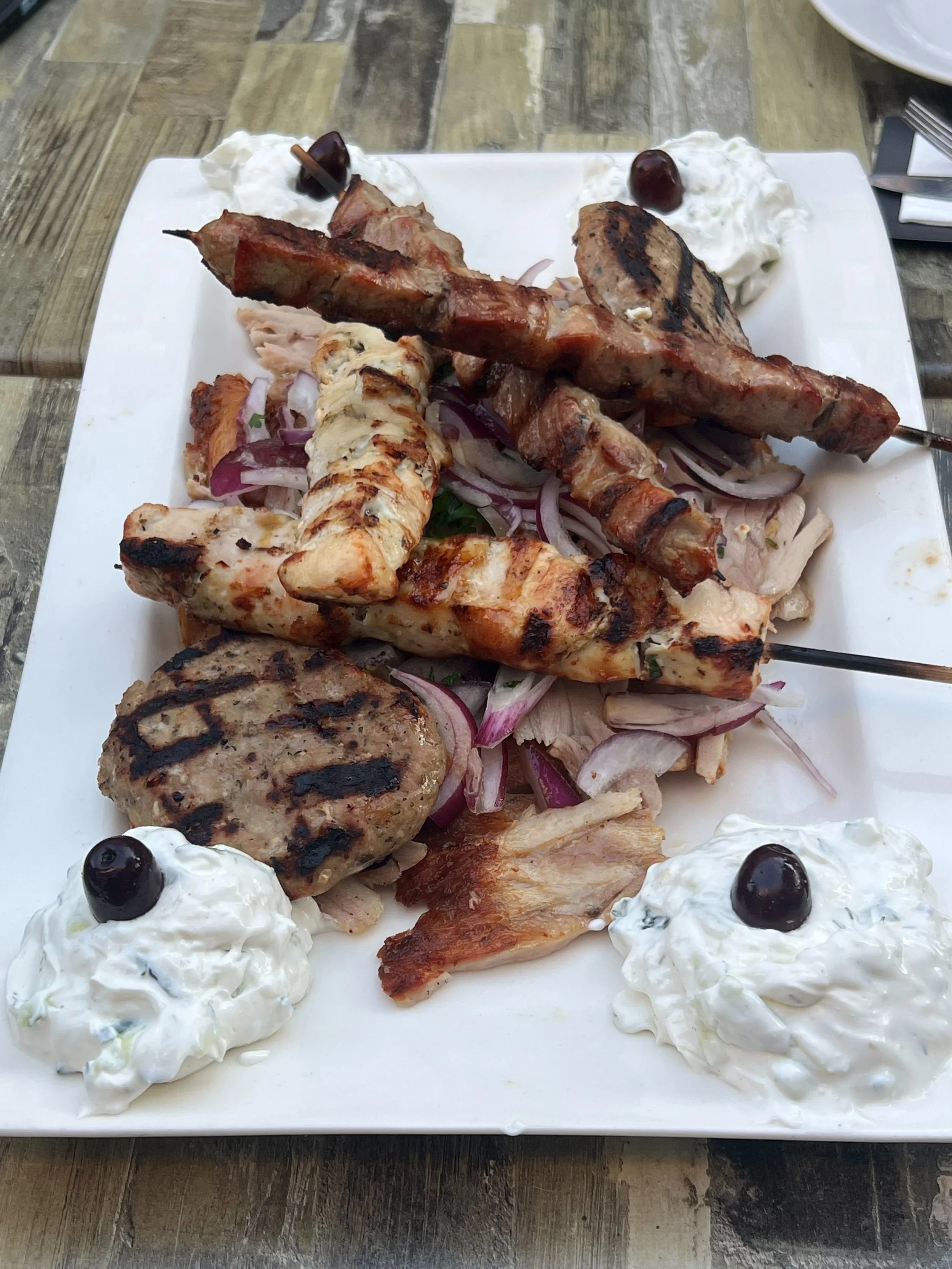 Tropisch weer. Dit is hoe je een tropisch vrijdag afsluit. Bij ons op terras met een Griekenland gevoel. 🇬🇷💙

Een tafel in de zon, goed gezelschap en een mixed grill die net van het vuur komt! 🔥

Souvlaki, bifteki, lamskoteletten alles samen op &