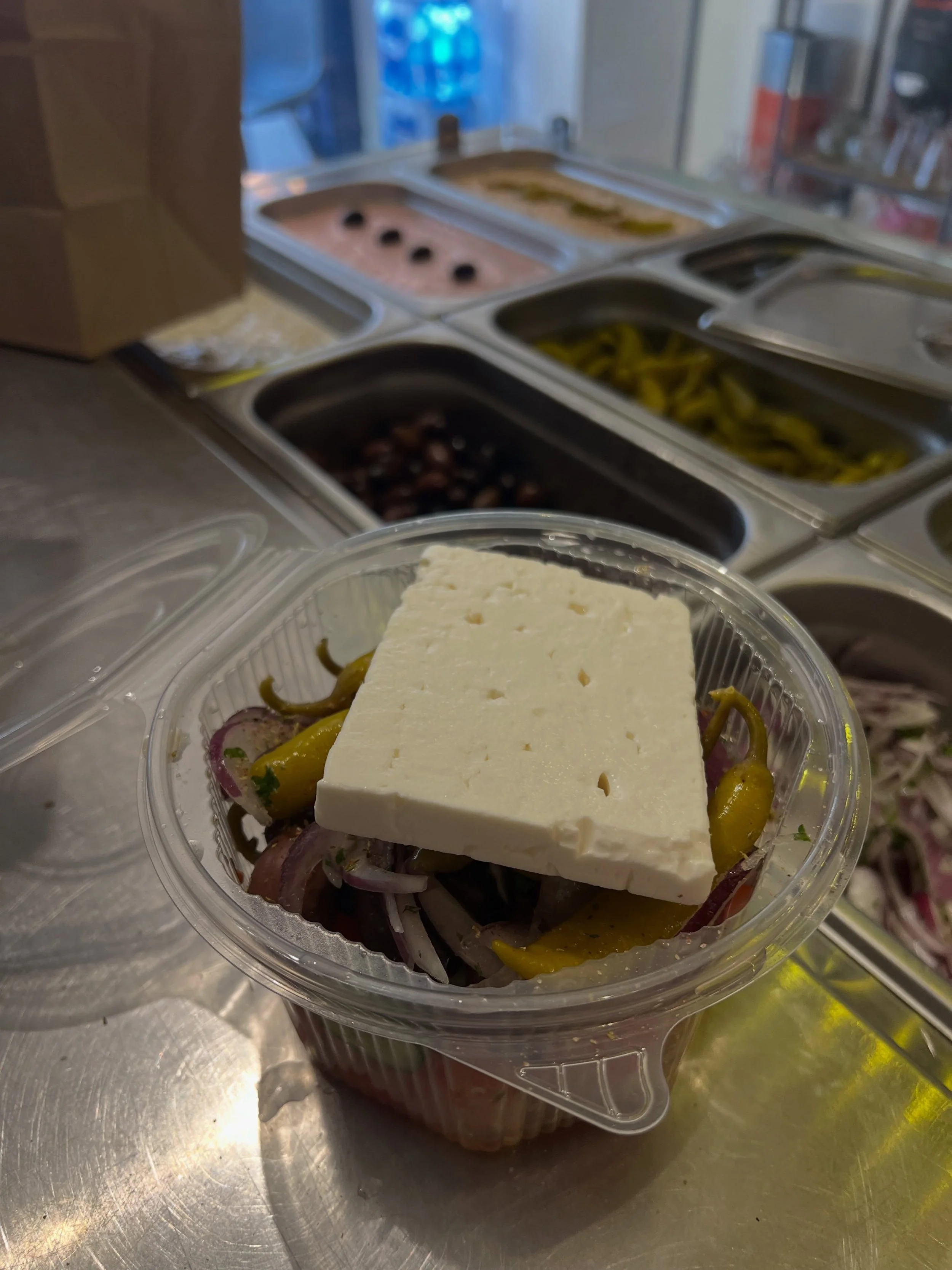 De perfecte aanvulling op de grill. 🥗🇬🇷 

Onze Griekse salade met feta, olijven en verse ingredi&euml;nten brengt balans op tafel en maakt elke maaltijd compleet!

Fris, puur en precies zoals je het verwacht.

Combineer met je favoriete grillgerec