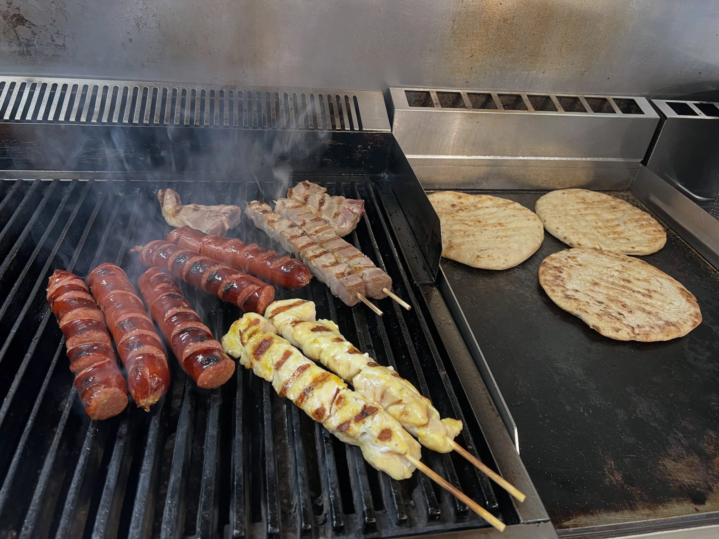 Wij gaan zo open en het terras staat klaar! 🇬🇷☀️

De grill warmt op, het vlees ligt bijna op het vuur!🔥

Met dit weer combineer je dat perfect met iets fris:
een Griekse salade met romige tzatziki.

Licht, verfrissend en precies wat je nodig hebt 