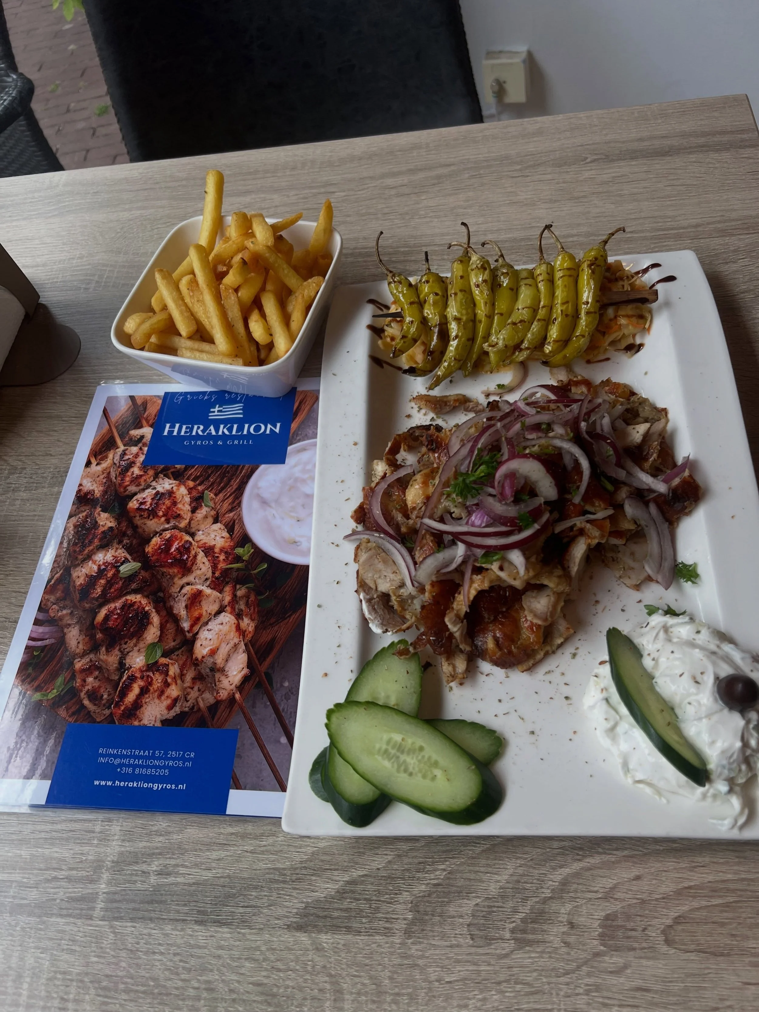Zo hoort gyros te zijn. 🇬🇷🔥 

Net gesneden, nog warm van het spit en vol van smaak 🤤

Ga je voor de zachte, perfect gekruide kip of de karaktervolle varkens gyros, dit is pure kwaliteit!

www.herakliongyros.nl

#heraklion #denhaag #gyros #grill #