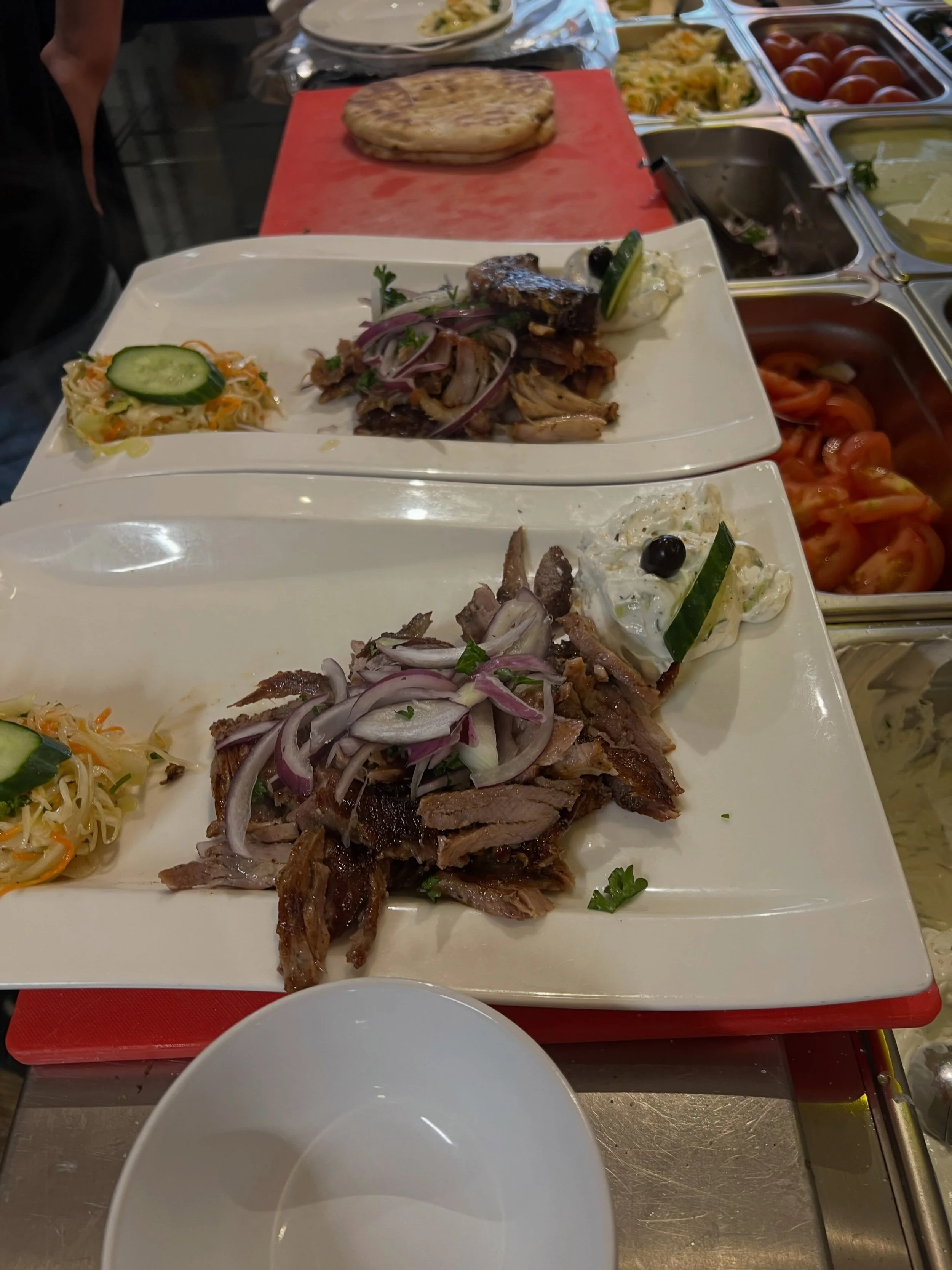 Dit is geen standaard gyros, dit liefde en vakmanschap🇬🇷🔥 

Mals gesneden vlees, perfect gegrild en afgewerkt met frisse toppings en romige huisgemaakte tzatziki precies zoals je het in Griekenland ervaart!

Elke bord dat de keuken verlaat, vertel