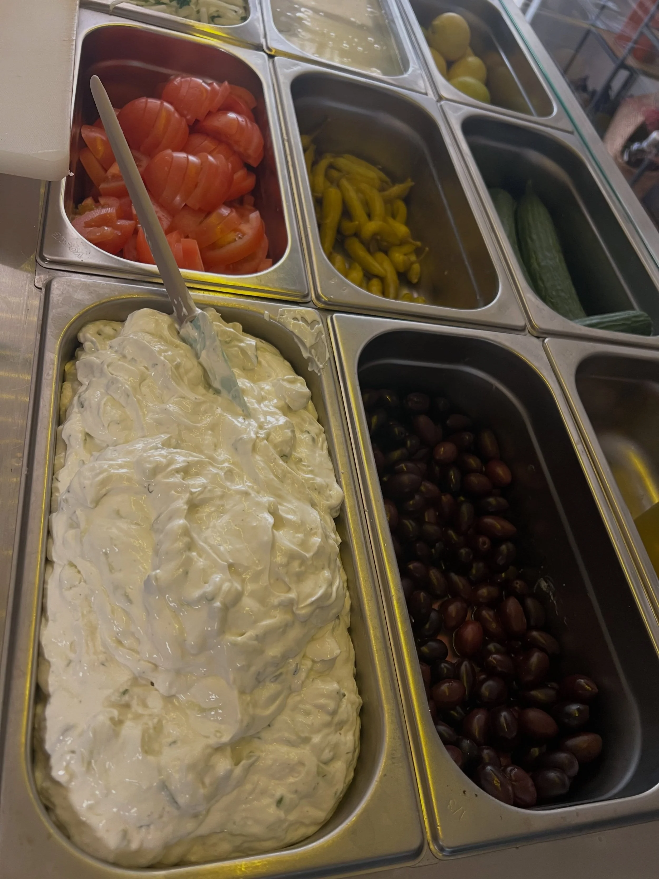 De basis van echte smaak 🇬🇷🥒

Fris, romig en perfect in balans onze tzatziki wordt elke dag met zorg bereid, precies zoals je het in Griekenland verwacht! 😍

Onmisbaar bij een goede grill en eerlijk?
Ook gewoon te lekker om te laten staan 😏

#he
