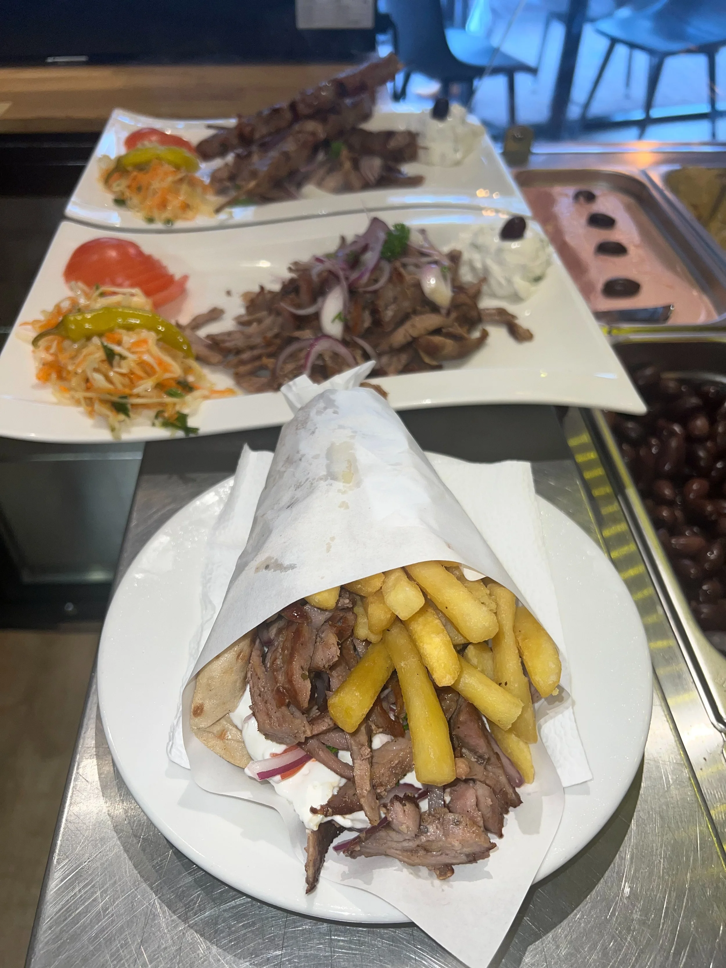 Voetbalavond = goed eten + goede sfeer! ⚽🔥 

Pita gyros rijk gevuld. Gyros schotels vers bereid
Alles direct uit onze keuken op tafel zoals er van ons verwacht mag worden! 🇬🇷

Vanavond draait het om de wedstrijden maar eerlijk, ook om wat er op je