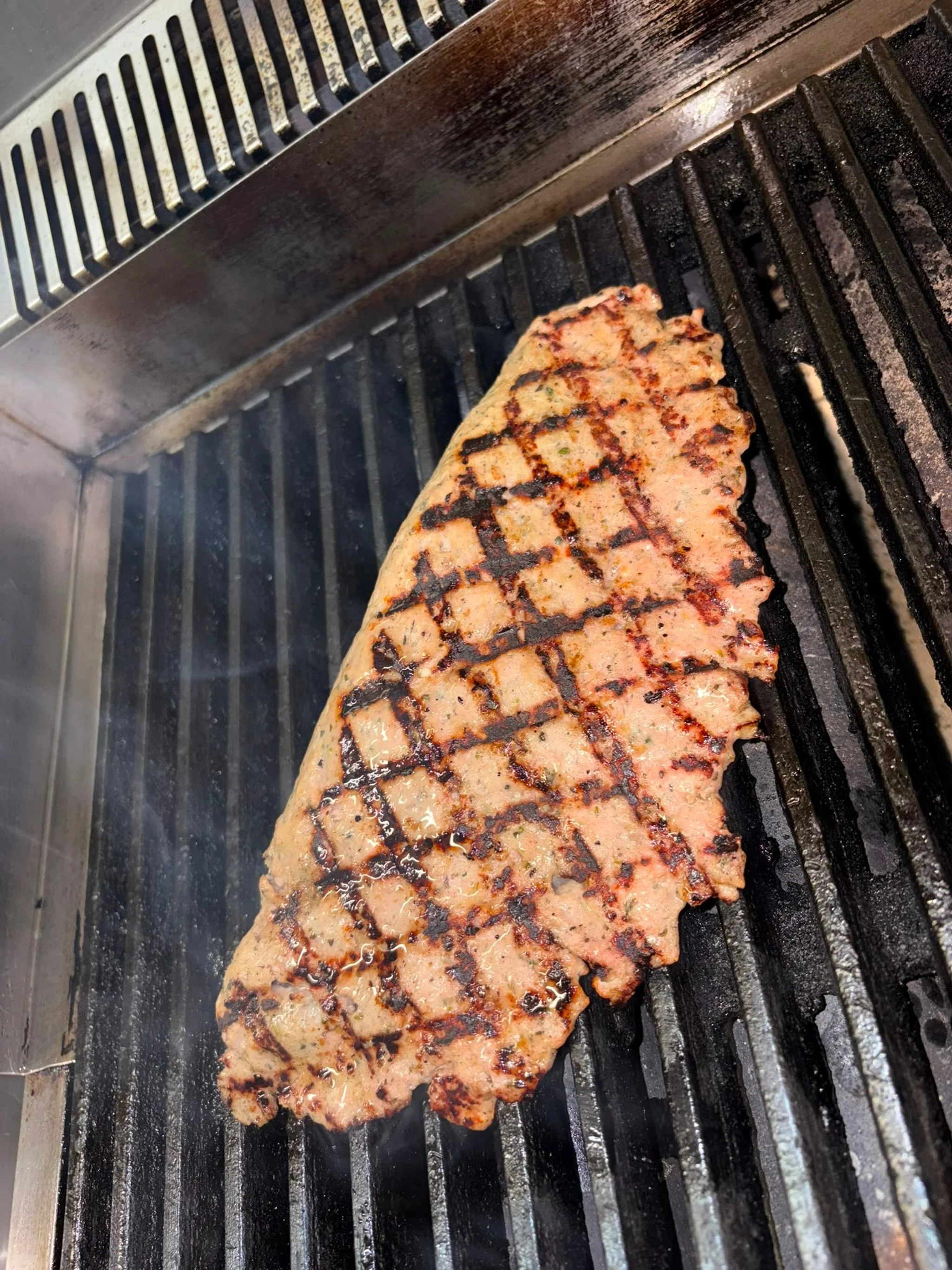 Gisteren dicht, vandaag weer volle kracht! We gaan om 17:00☀️🇬🇷

De zon schijnt, het voelt als Griekenland guys. De grill gaat zo weer aan! 🔥

Onze bifteki met feta ligt al op het vuur vers bereid, precies zoals het hoort.

Terras klaar, keuken wa