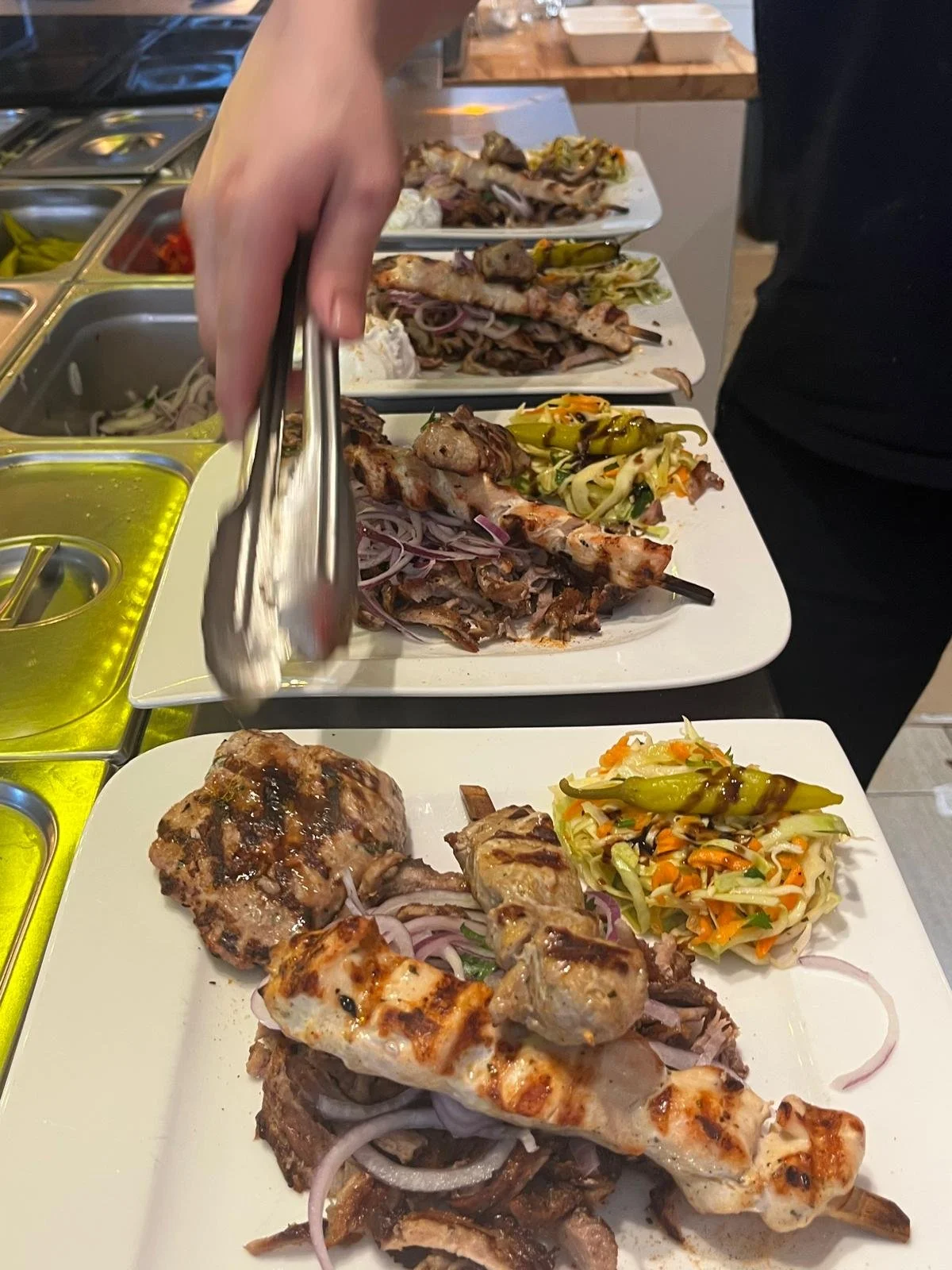 Verse gyros en souvlaki schotel met salade en tzatziki bij Heraklion Gyros & Grill in Den Haag