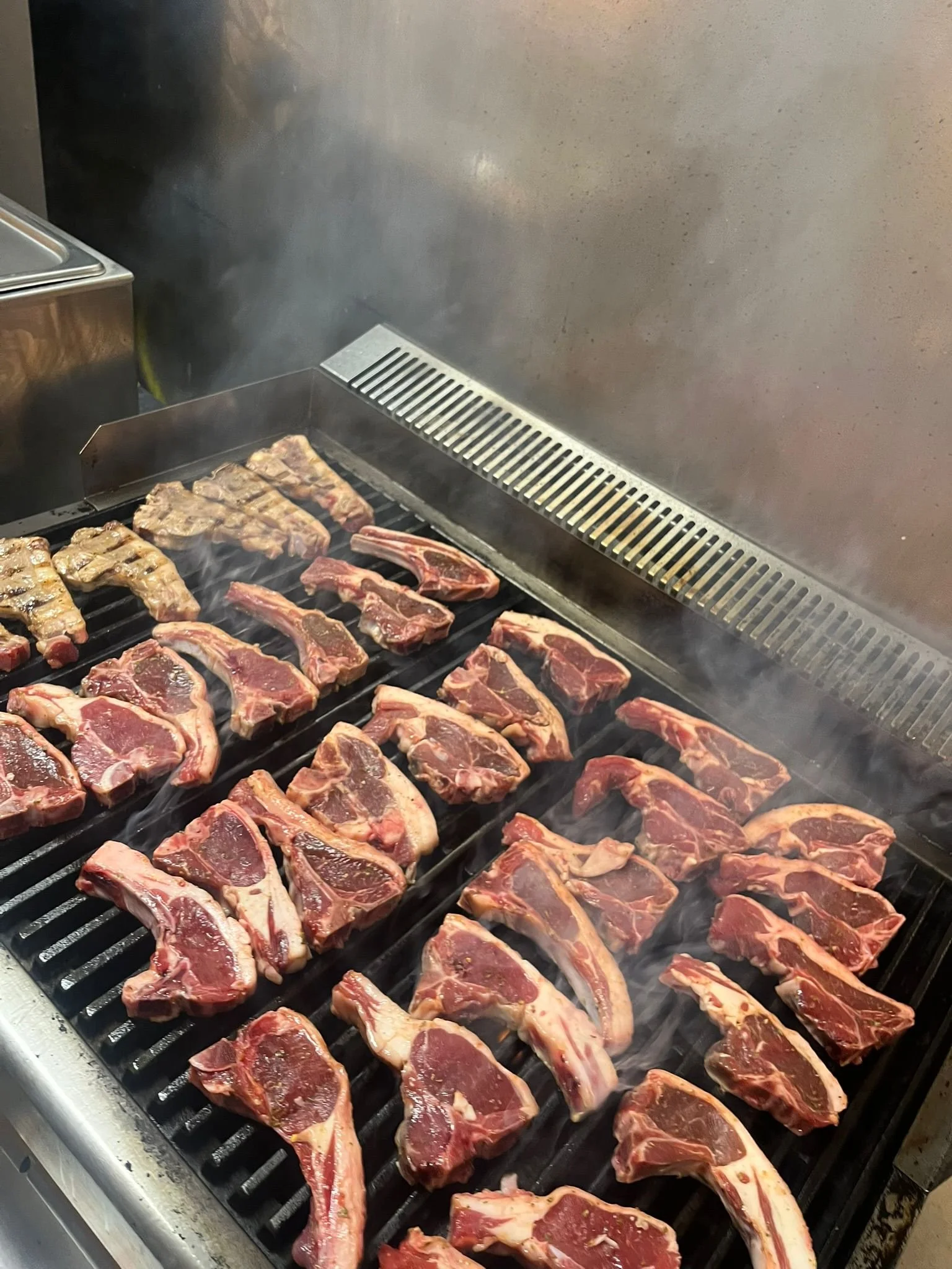Lamskoteletten op de grill bij Heraklion Gyros & Grill in Den Haag, vers bereid Grieks vlees van de barbecue