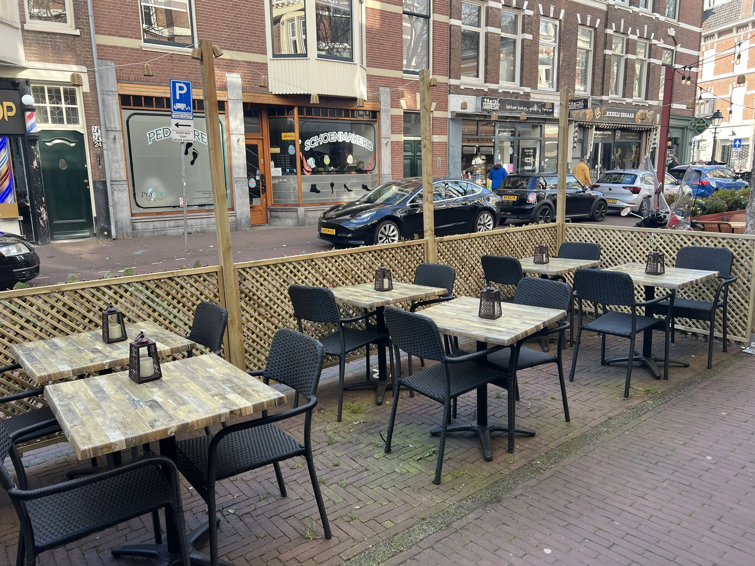 Terras van Heraklion Gyros & Grill in Den Haag aan de Reinkenstraat met zitplaatsen buiten voor Grieks eten en grillgerechten