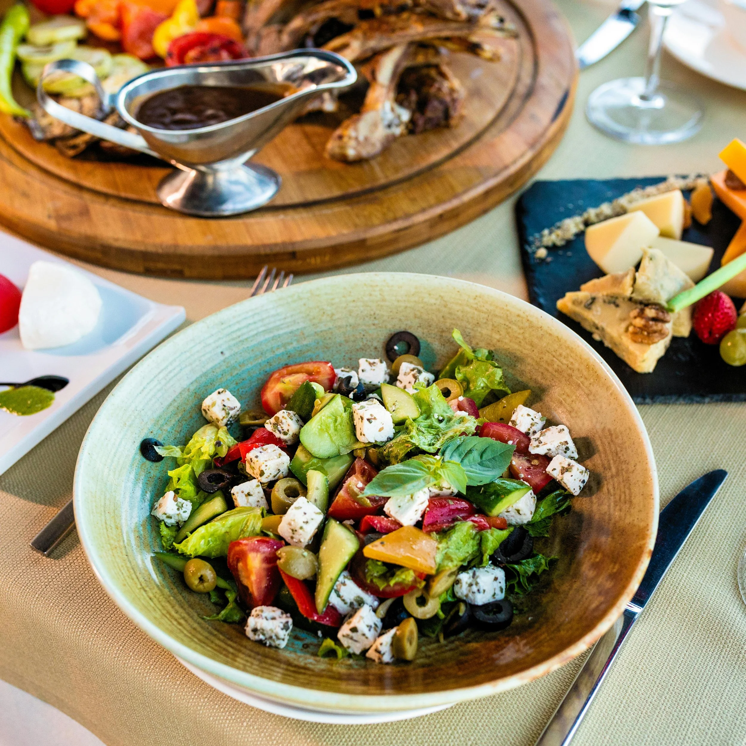 Authentieke Griekse salade met feta, olijven en verse groenten, dagelijks bereid bij Heraklion.