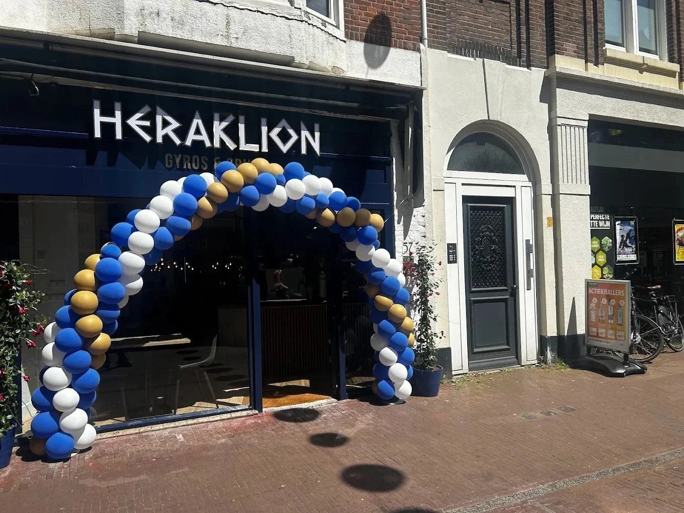 Buitenkant van Heraklion Gyros & Grill Grieks restaurant aan de Reinkenstraat in Den Haag met terras en authentiek Grieks eten