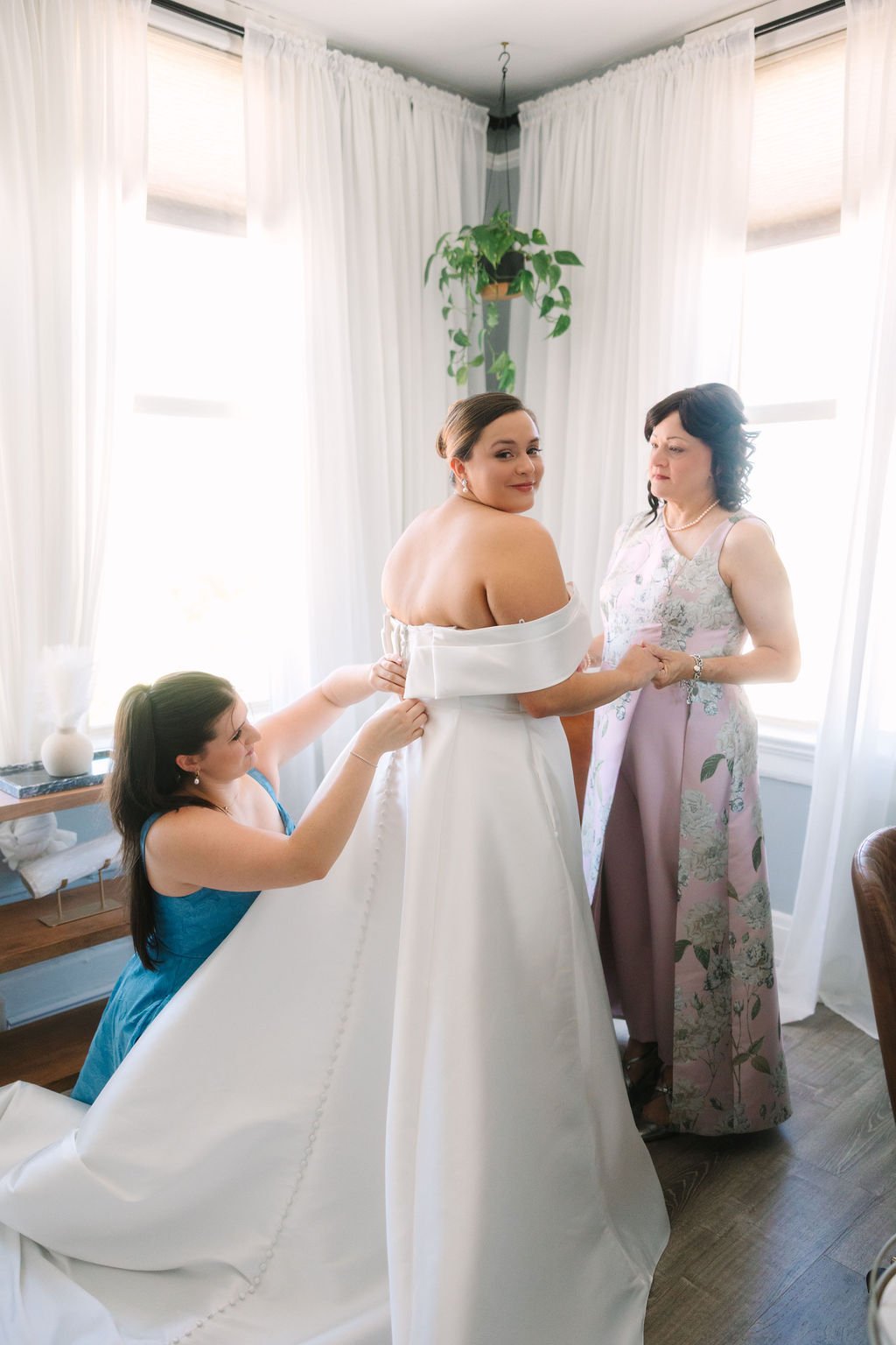 How to Keep Your Wedding Morning Calm + Organized