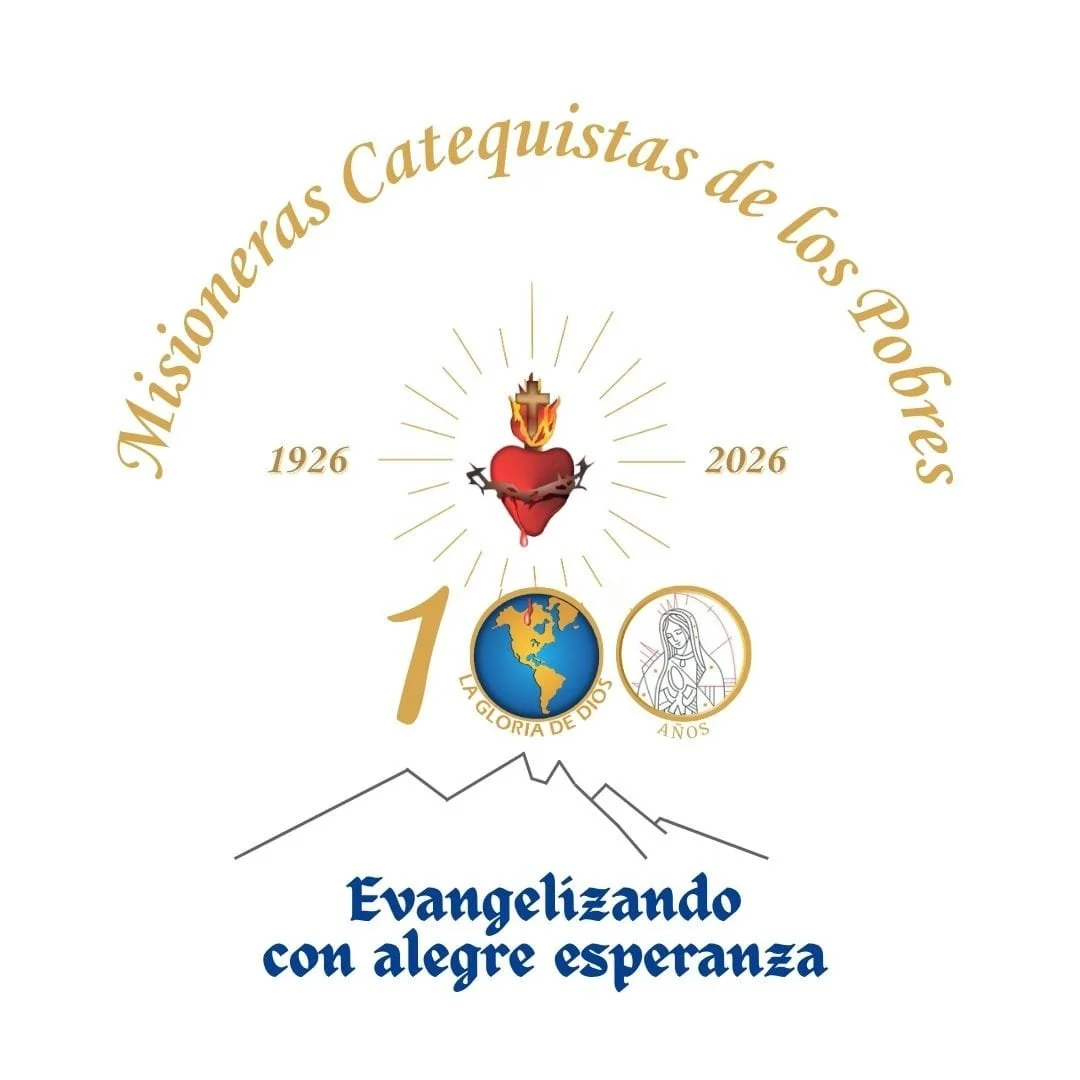 Logotipo con texto en español que celebra el centenario de las misiones catequistas de los Pobres desde 1926 hasta 2026, con un corazón con llama y cruz en el centro, un globo terráqueo y una imagen religiosa, y una montaña en la parte inferior con la frase "Evangelizando con alegre esperanza".