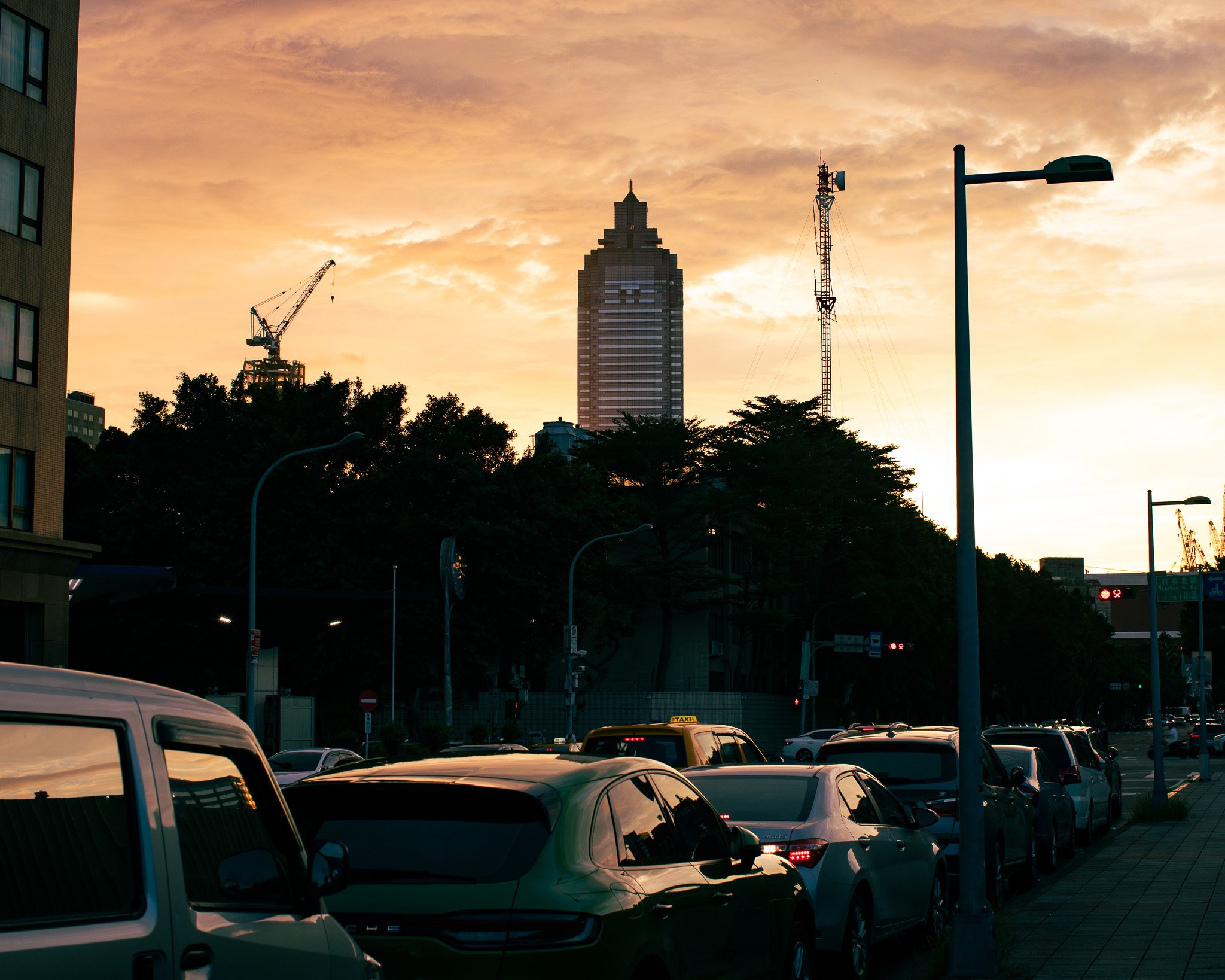 kushphoto-taipei-sunset-cityscape-parked-cars-2024.jpg