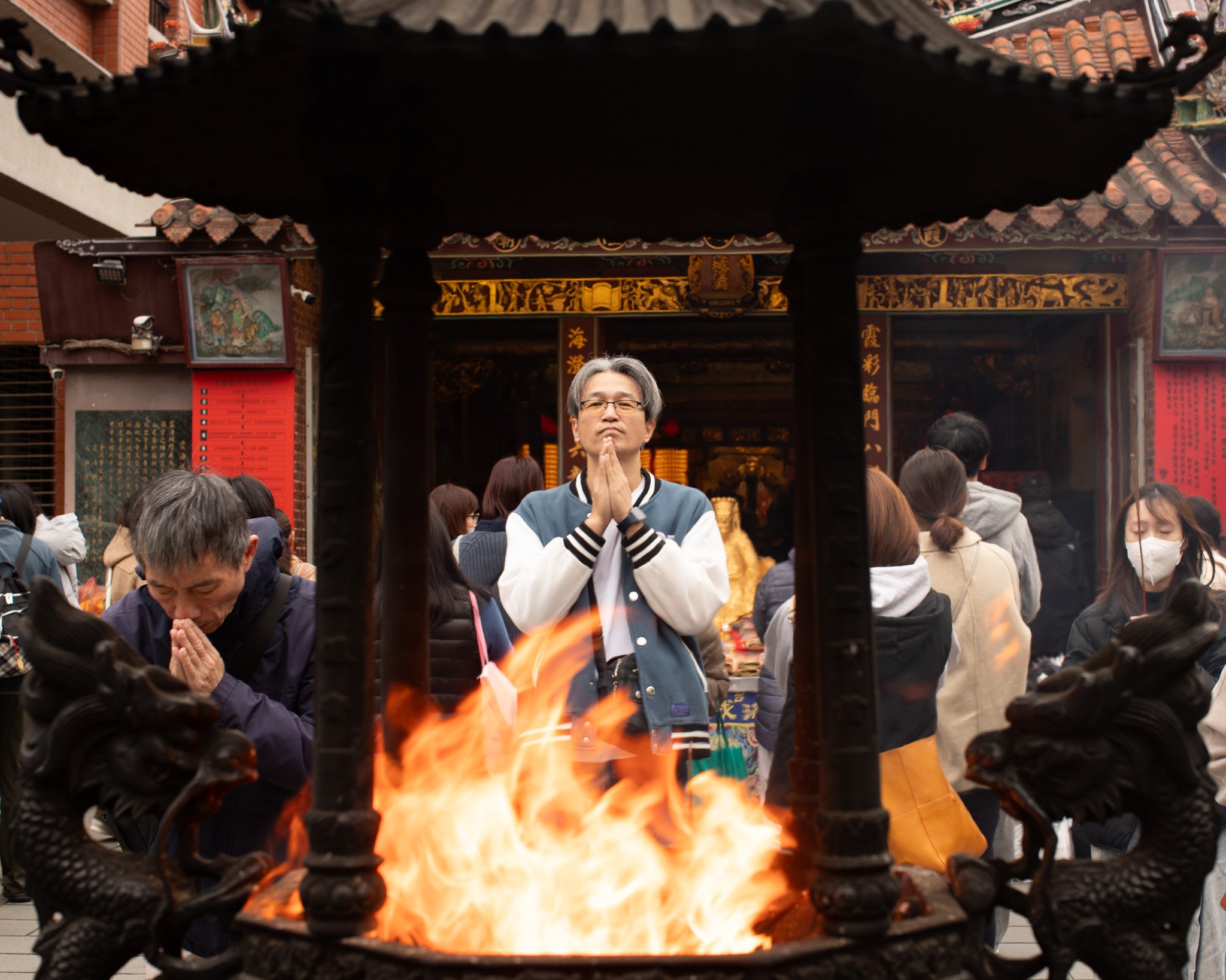 kushphoto-taipei-temple-incense-prayer-flames-2024.jpg