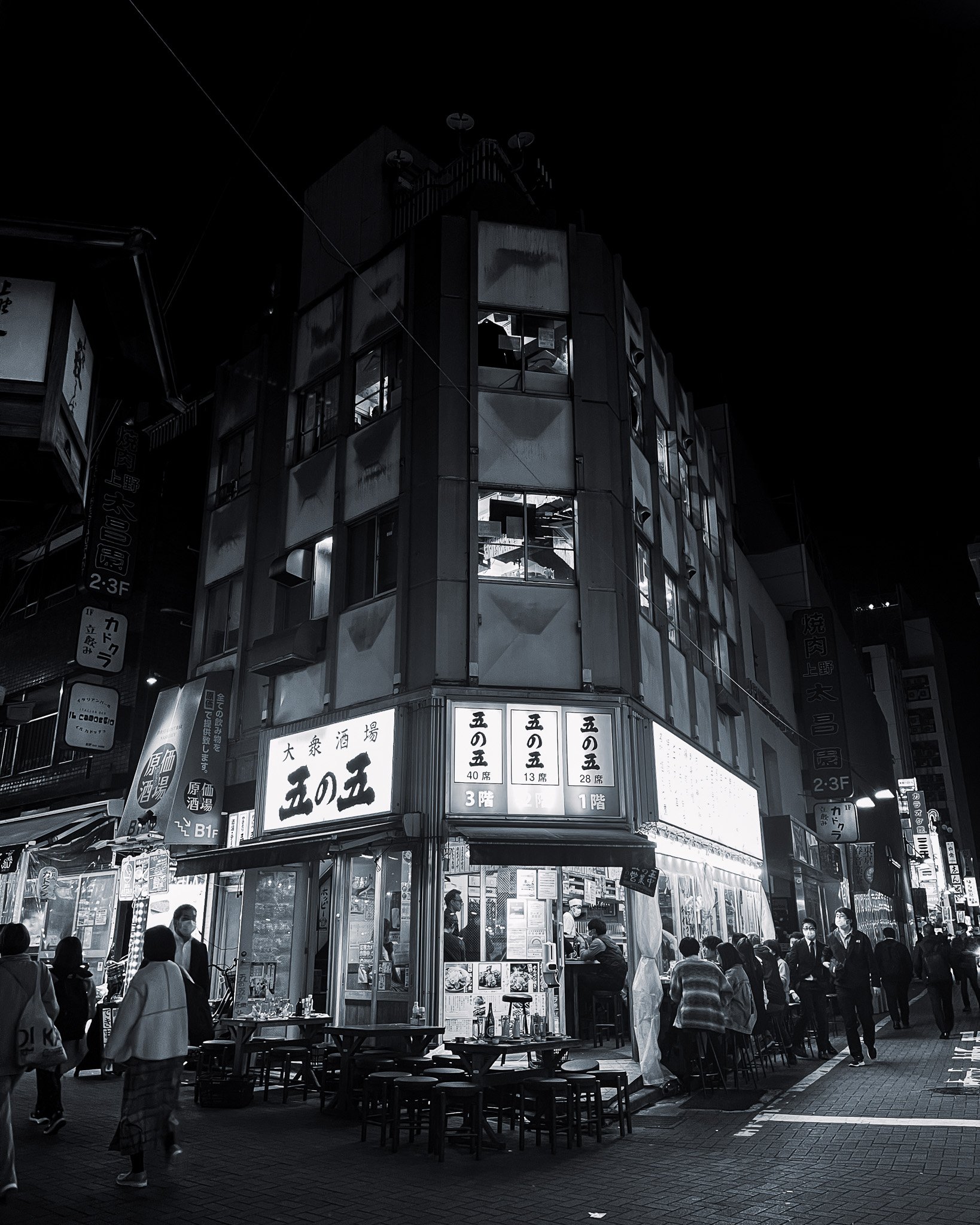 kushphoto-tokyo-night-street-restaurant-monochrome-2023.jpg