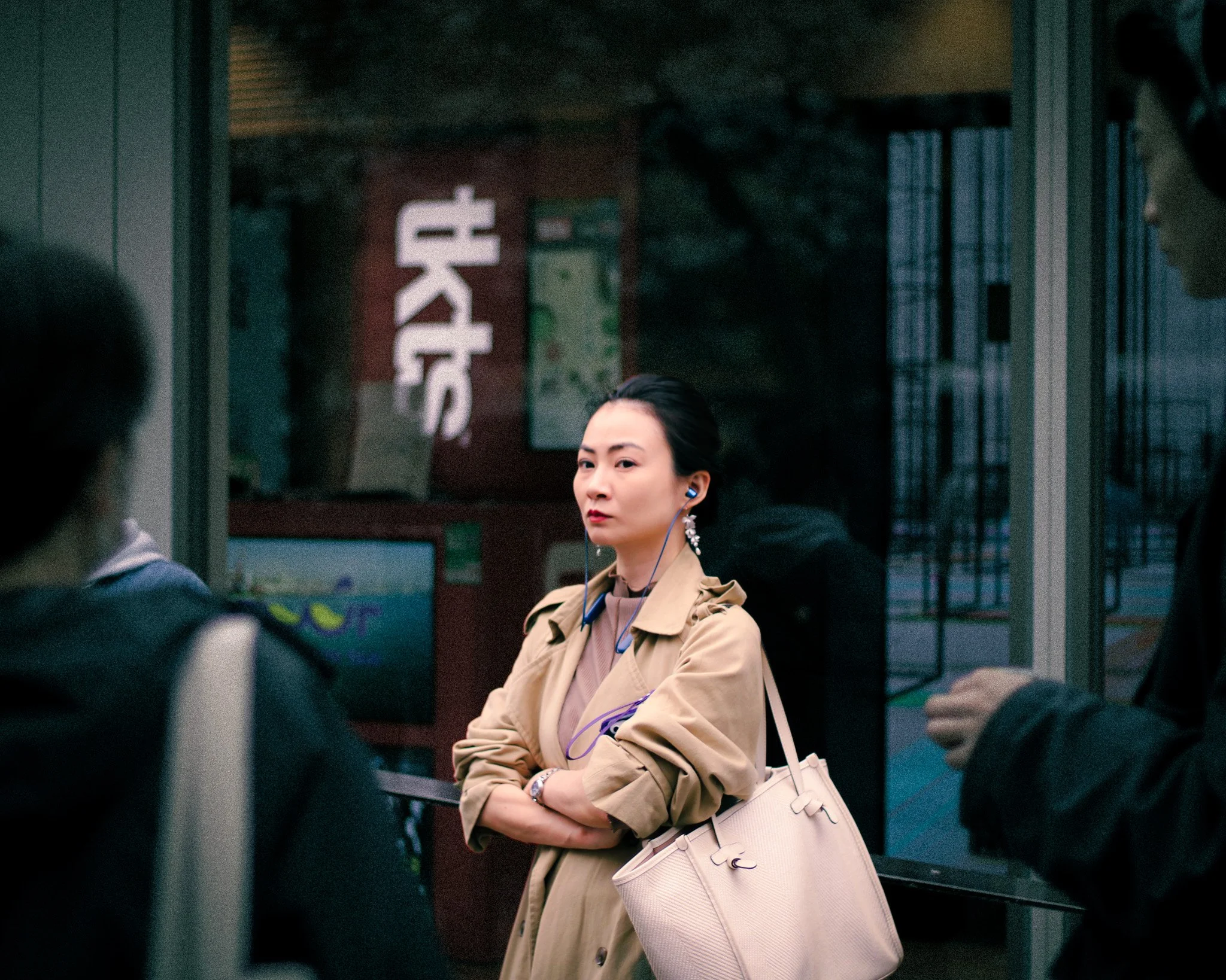 kushphoto-japan-woman-trench-coat-street-2023.jpg