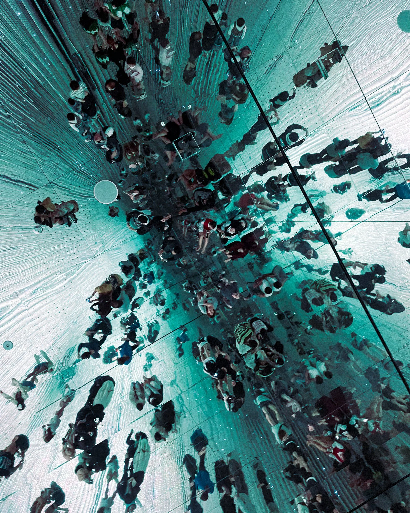 kushphoto-tokyo-mirrored-crowd-installation-2023.jpg