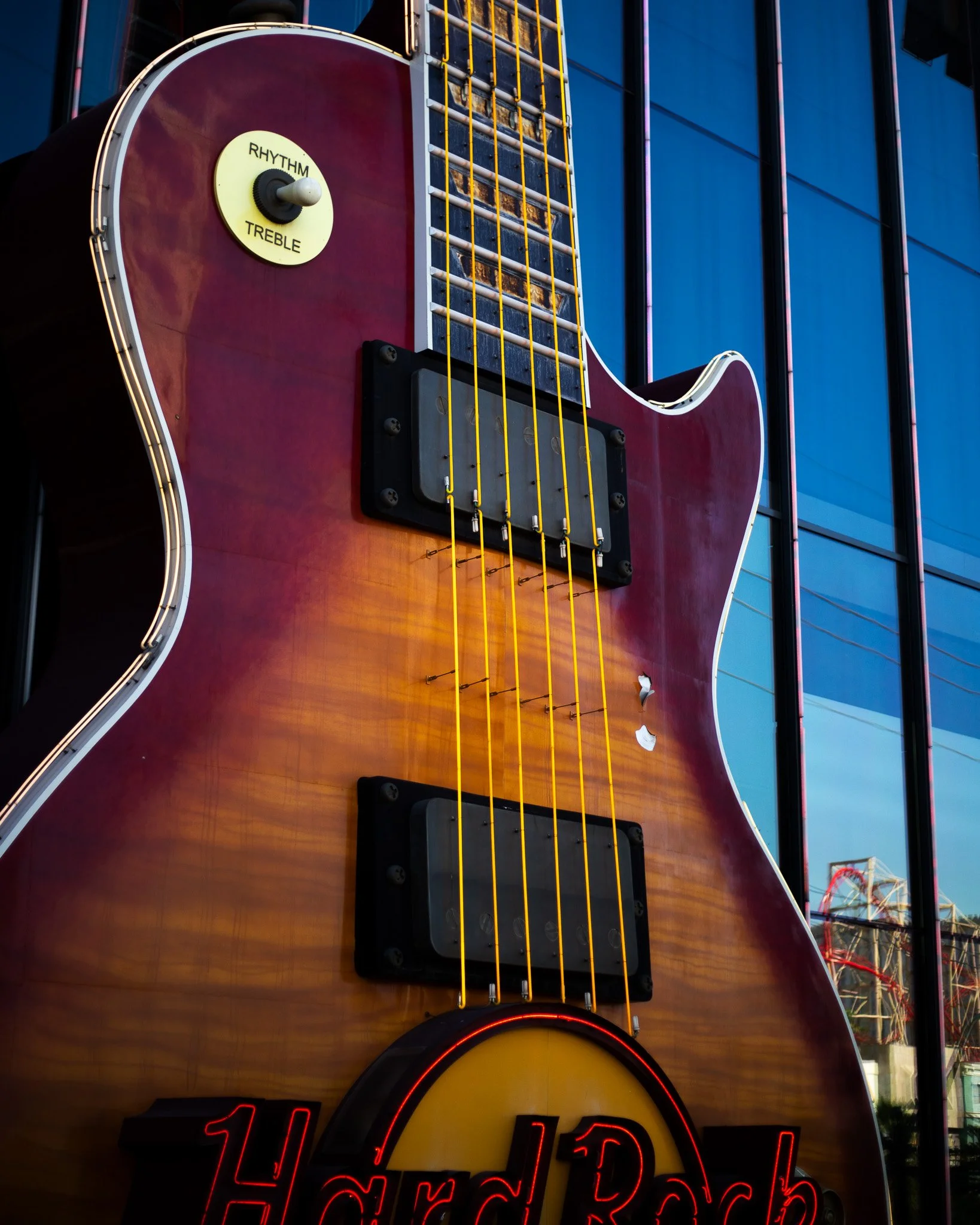 kushphoto-usa-giant-guitar-sign-2023.jpg