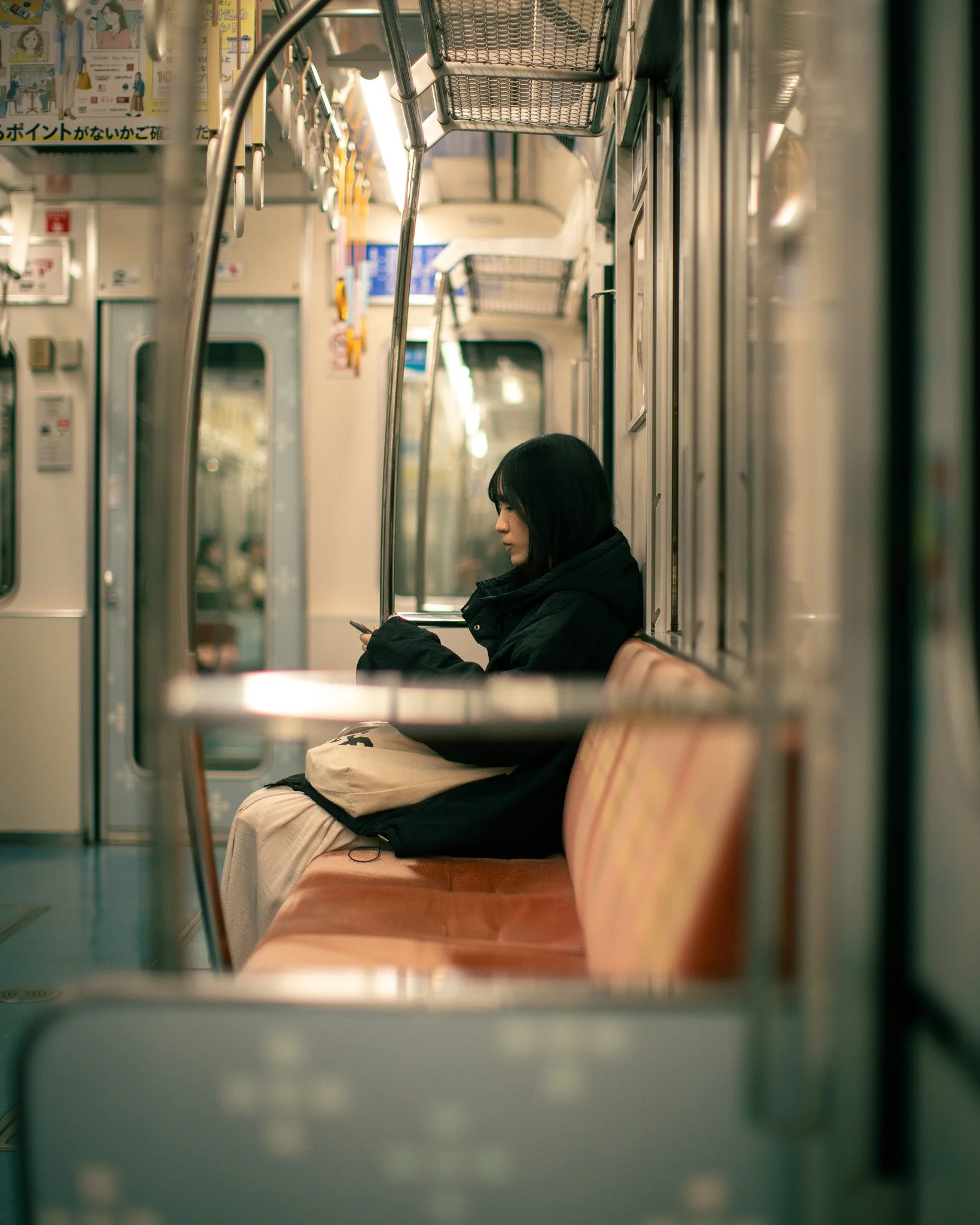 kushphoto-osaka-woman-alone-subway-seat-2025.jpg