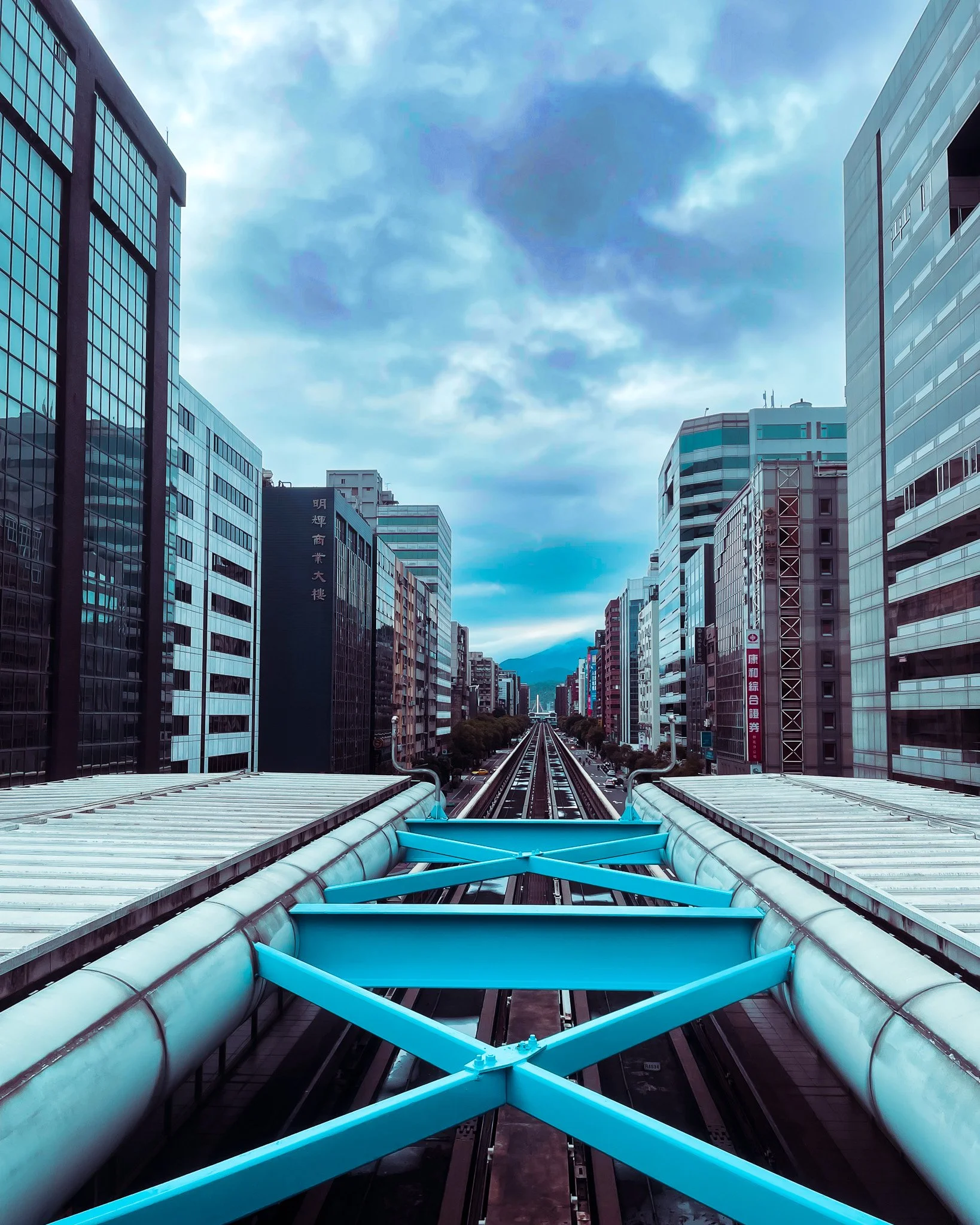 kushphoto-taipei-elevated-rail-tracks-city-2022.jpg