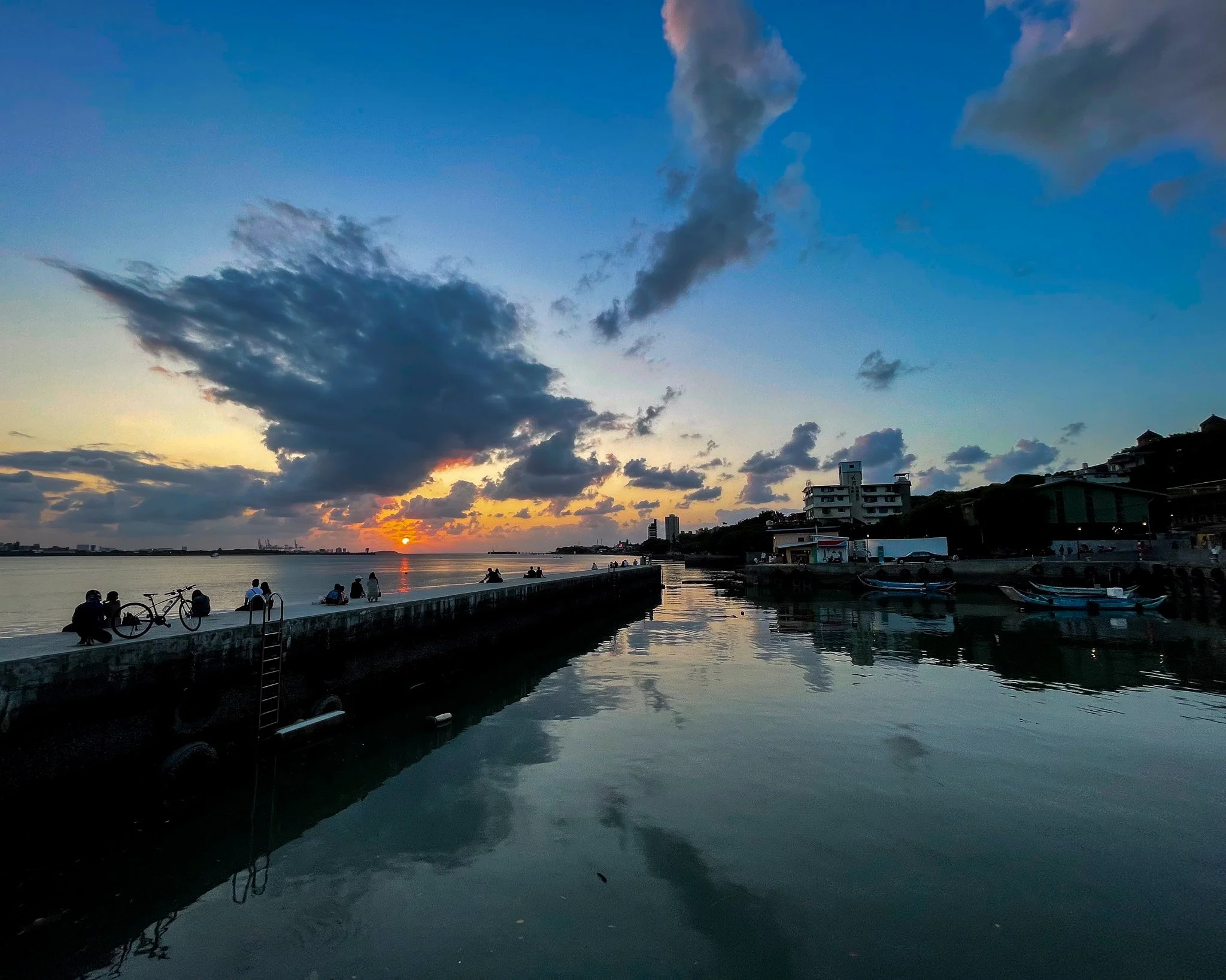 kushphoto-tamsui-fishing-pier-sunset-crowd-2022.jpg