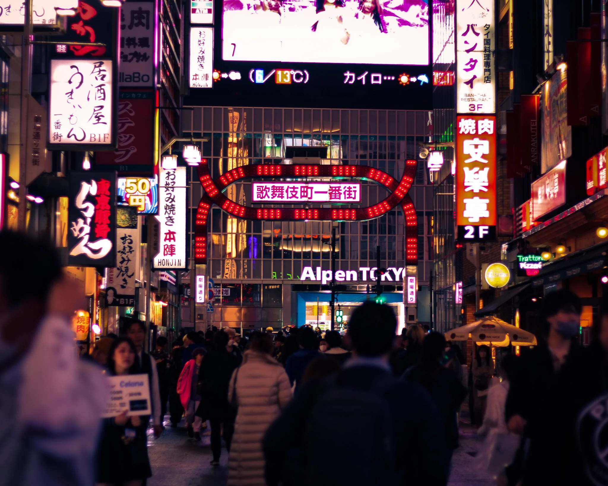 kushphoto-shinjuku-neon-street-gate-crowd-2023.jpg