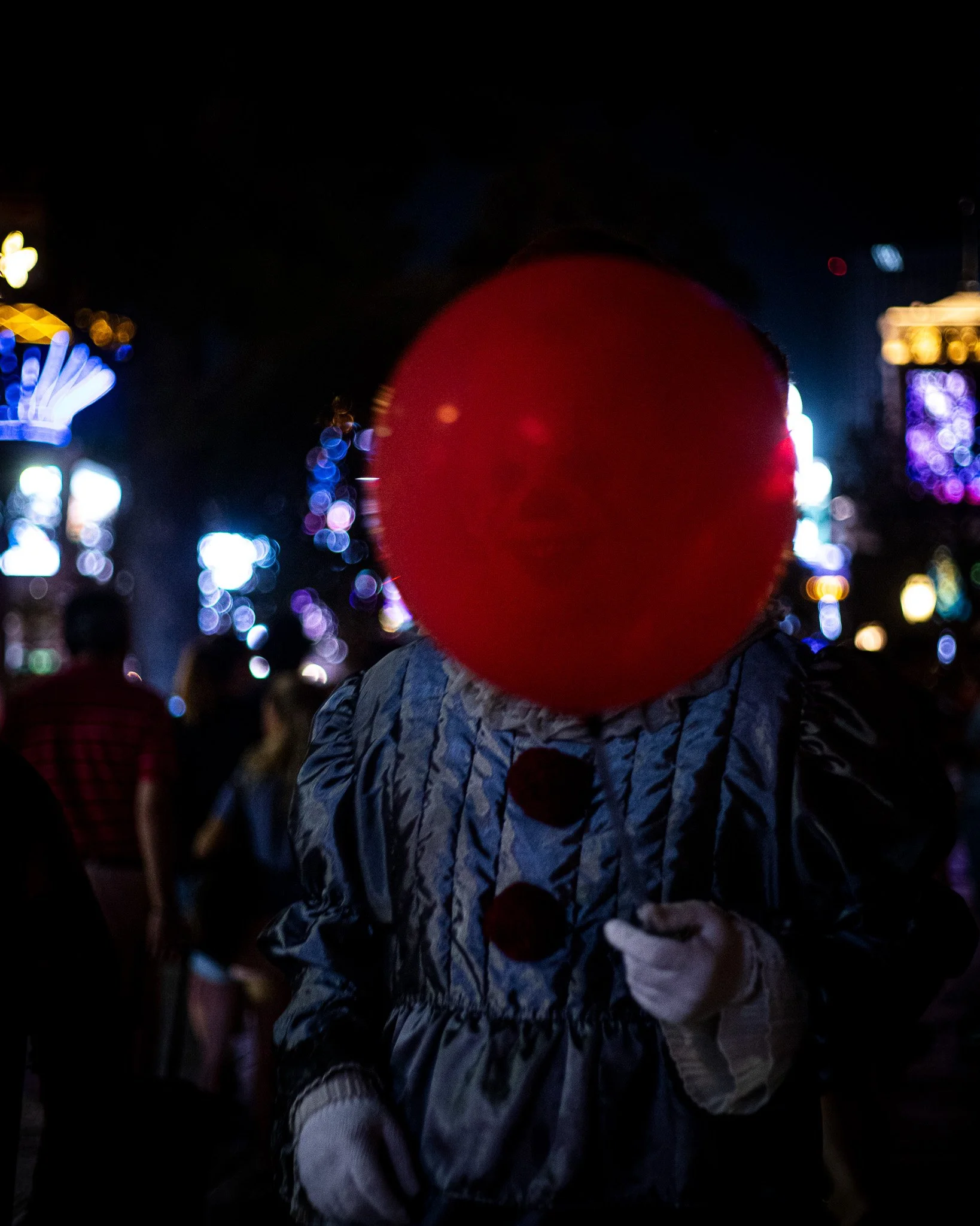 kushphoto-usa-clown-red-balloon-crowd-2023.jpg