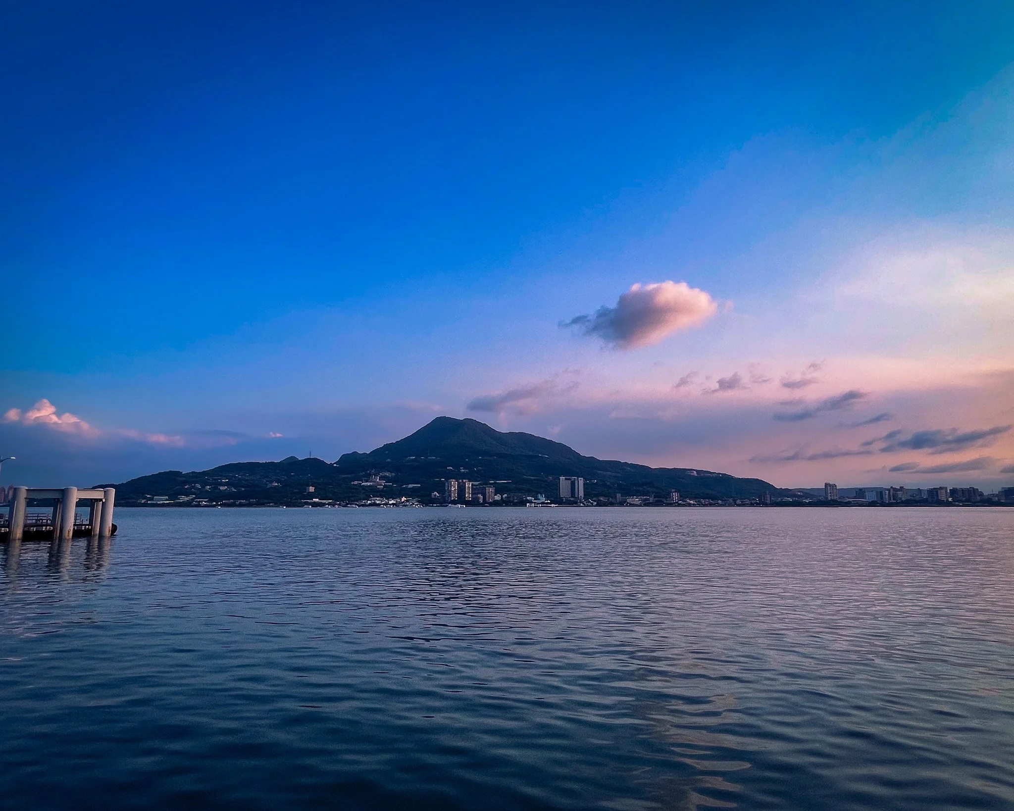 kushphoto-tamsui-riverside-mountain-dusk-2022.jpg